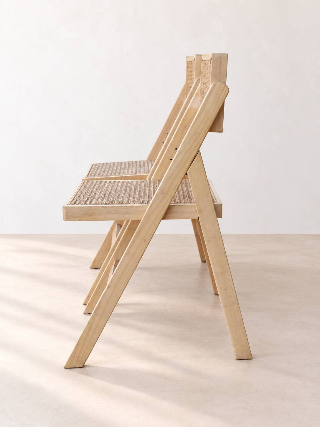 Paire de chaises pliantes en cannage et bois