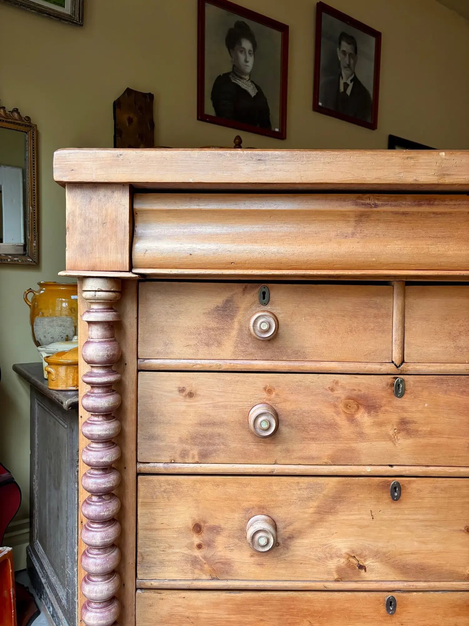 Support furniture, 6-drawer chest in turned pitch pine.