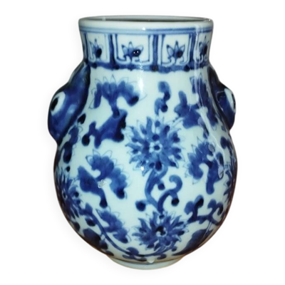 Rare vase hu en porcelaine bleu et blanc – anses sculptées en têtes de lapi