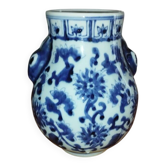 Rare vase hu en porcelaine bleu et blanc – anses sculptées en têtes de lapi