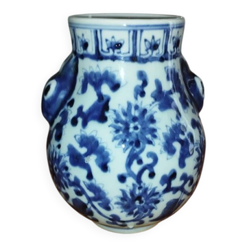 Rare vase hu en porcelaine bleu et blanc – anses sculptées en têtes de lapi