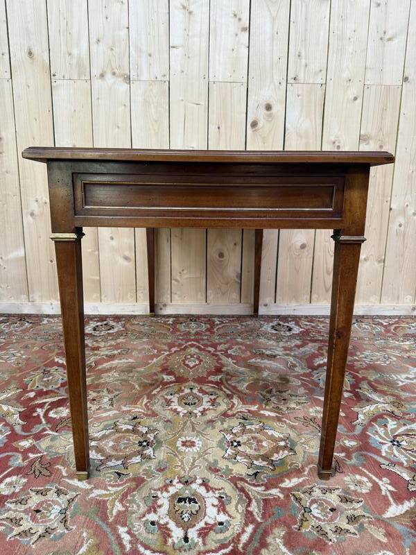 Bureau plat de style Louis XVI en merisier et cuir noir