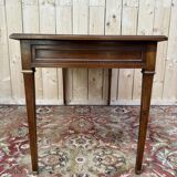 Bureau plat de style Louis XVI en merisier et cuir noir