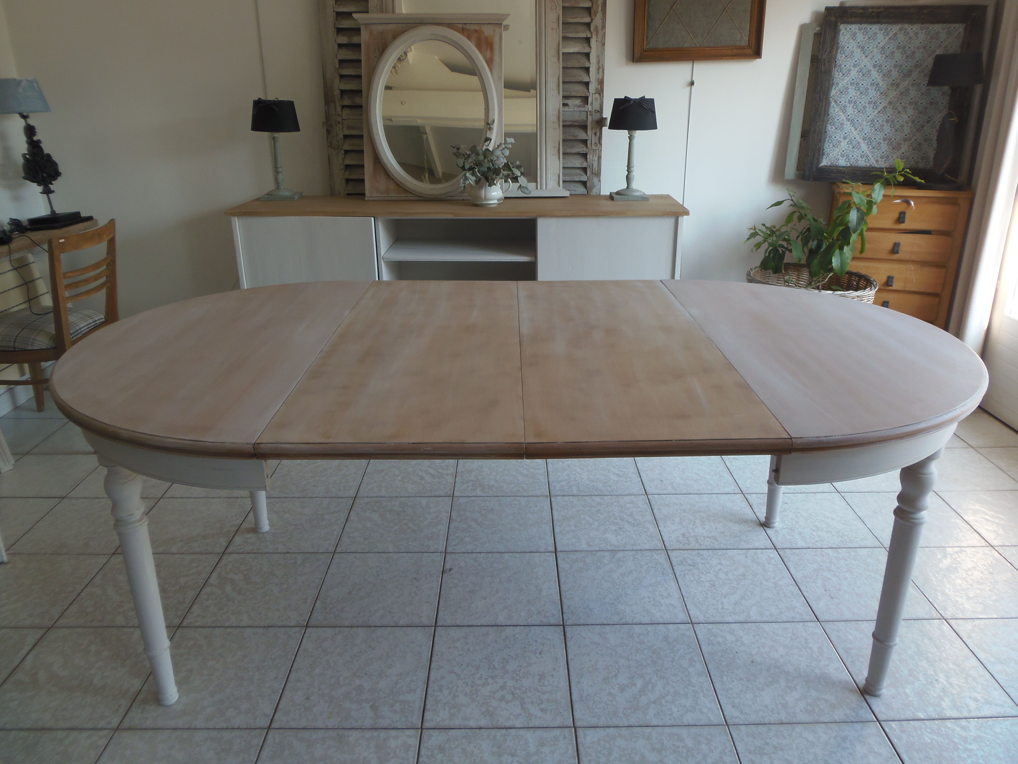 Round table with extensions