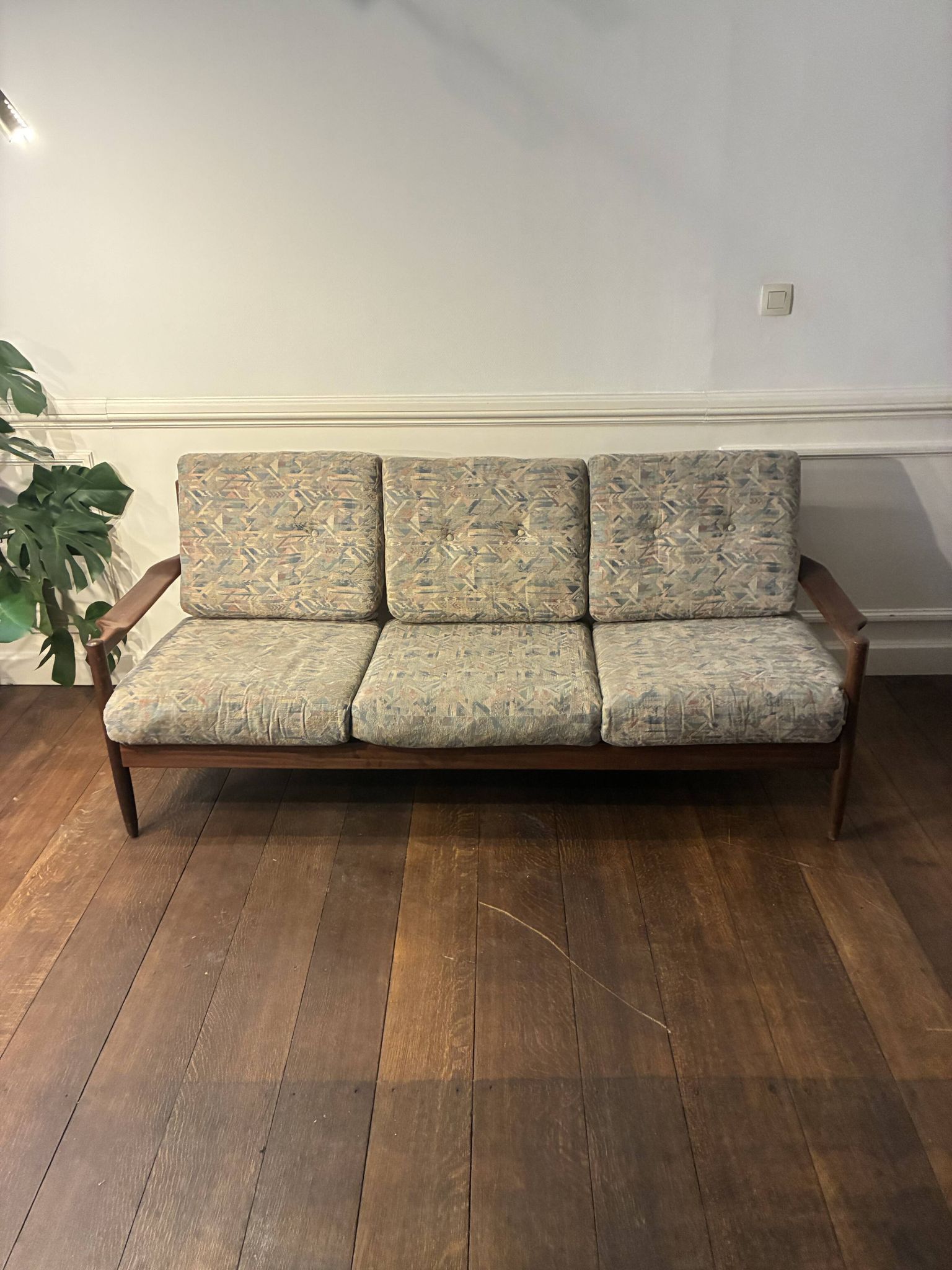 Vintage 3-seater wooden sofa with sculptural backrest.