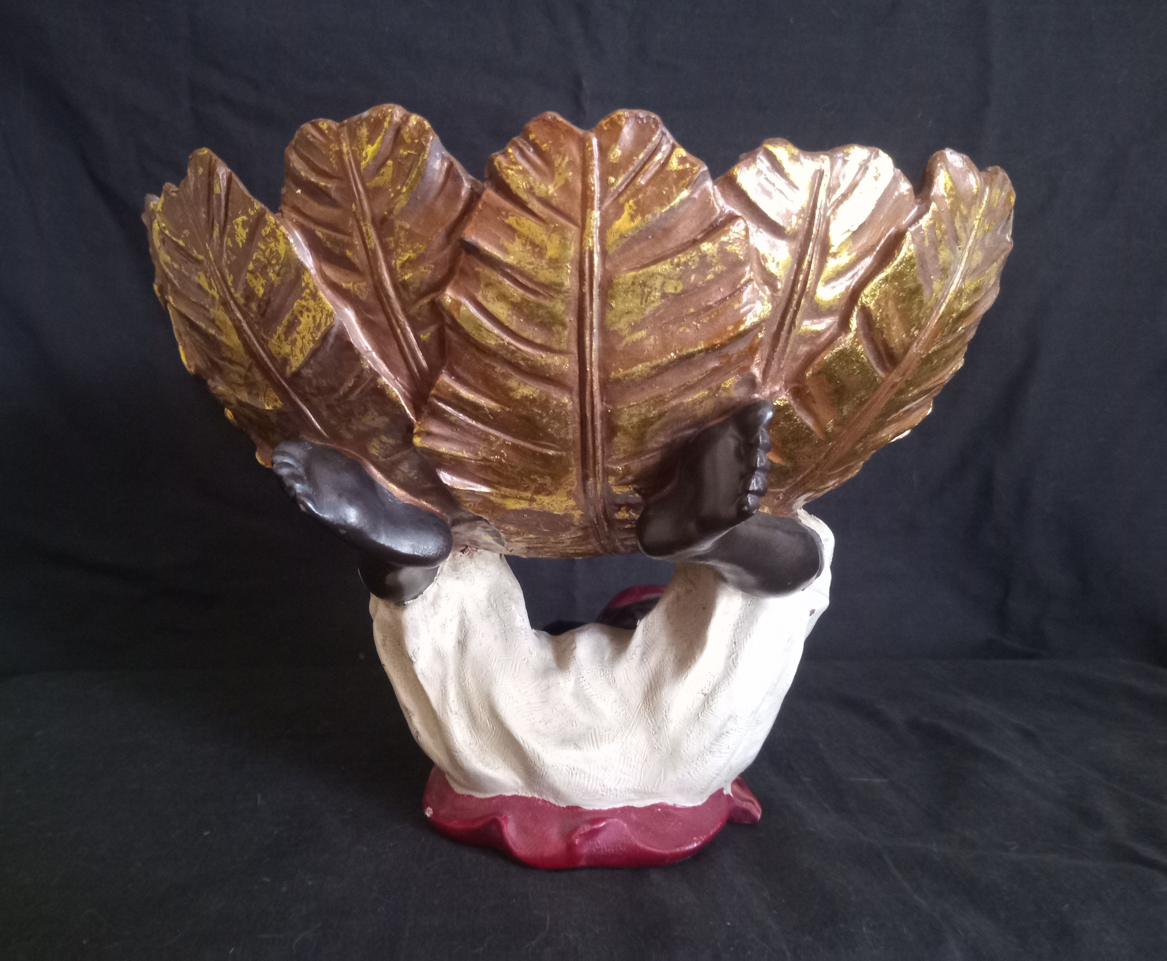 Centerpiece (empty pocket) in resin with African character