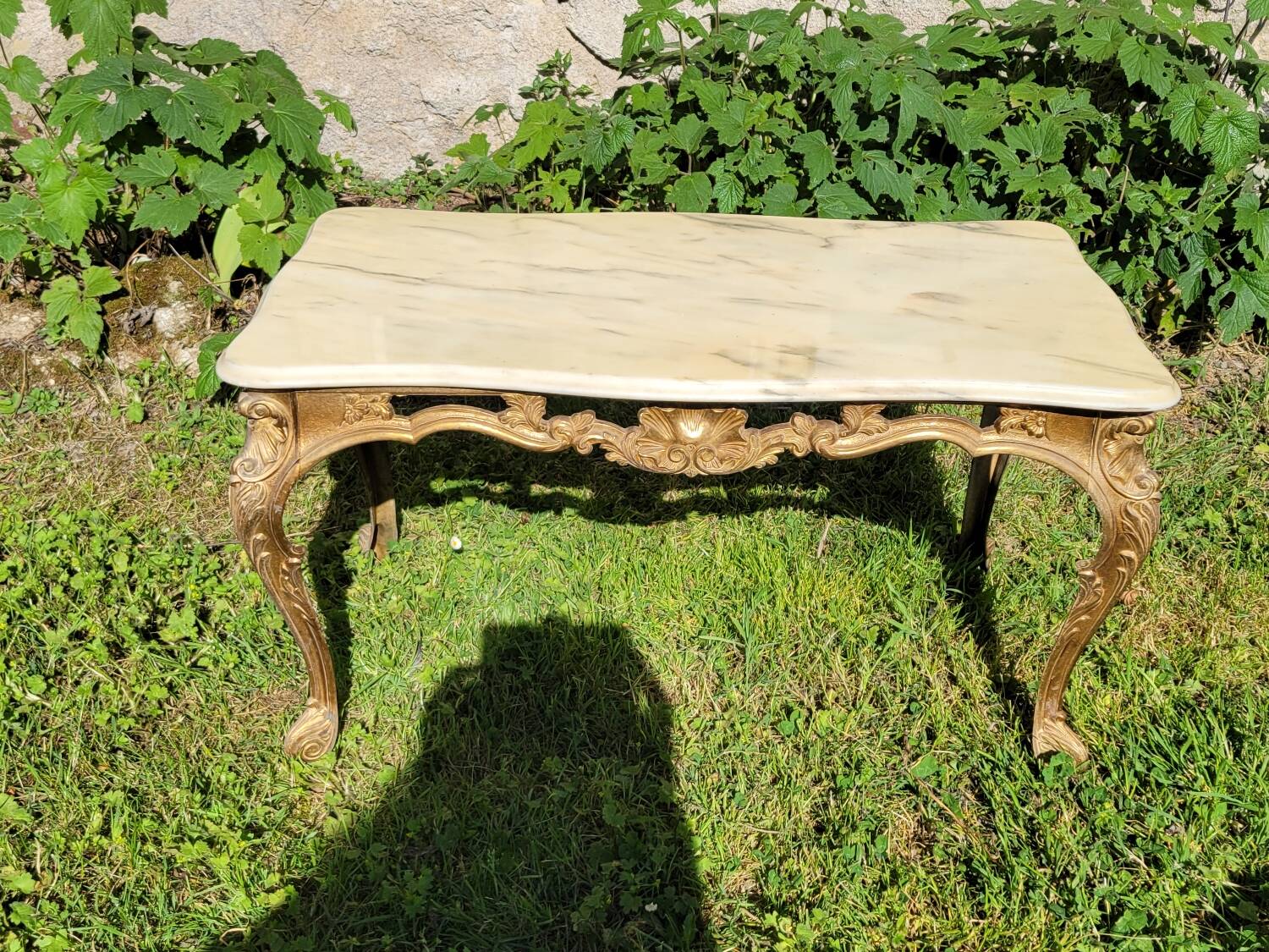 Louis XV coffee table in white Carrara marble with a gilded bronze base.