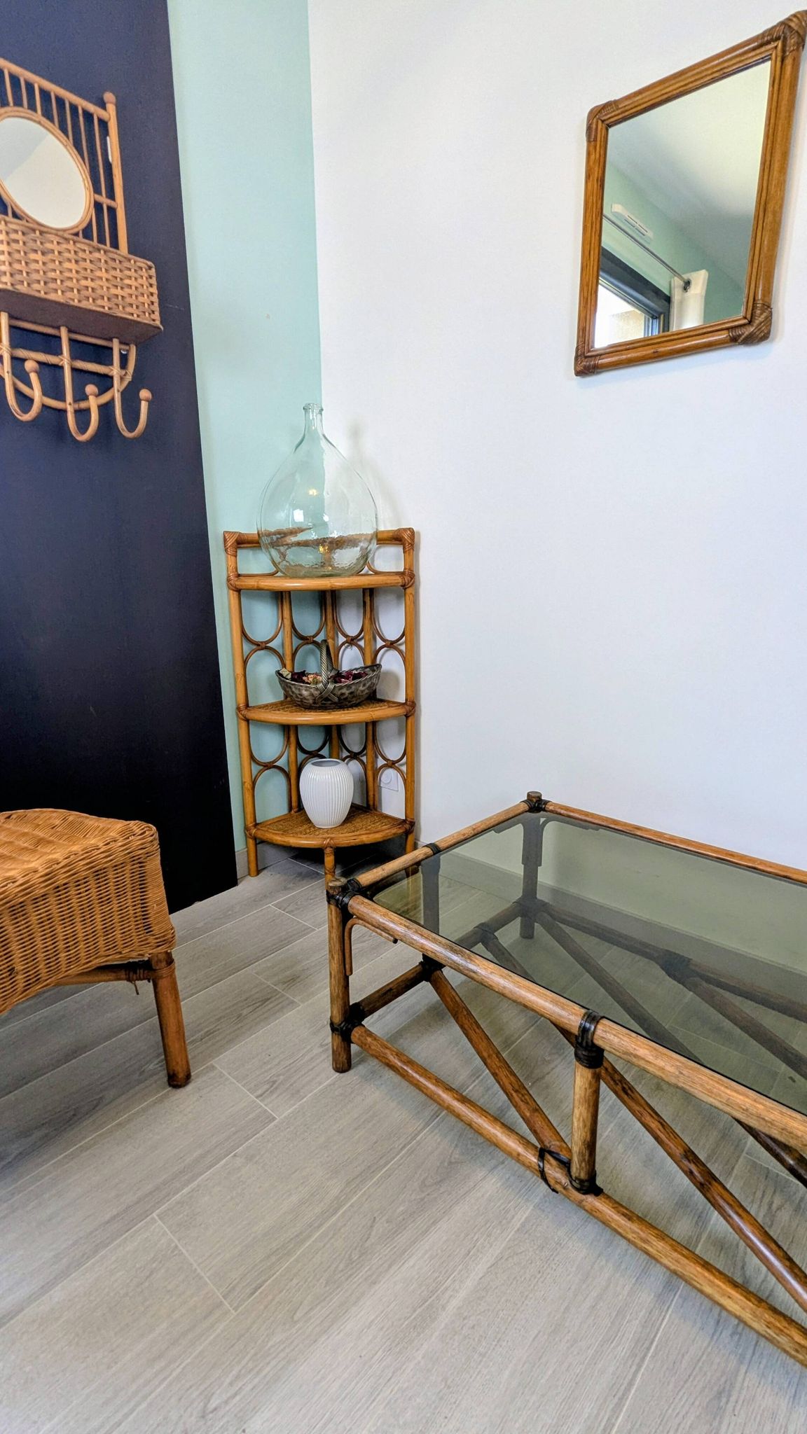 Vintage rattan corner shelf – Natural elegance and airy lines
