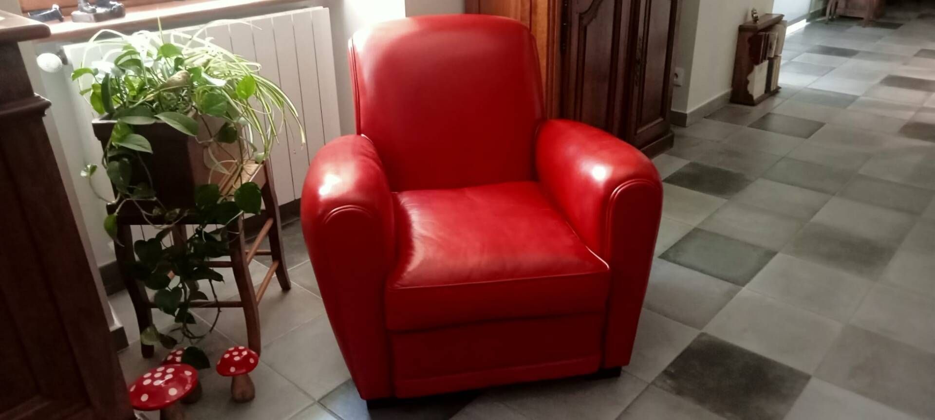 Pair of "Minister" Club Armchairs in red leather – Artisan