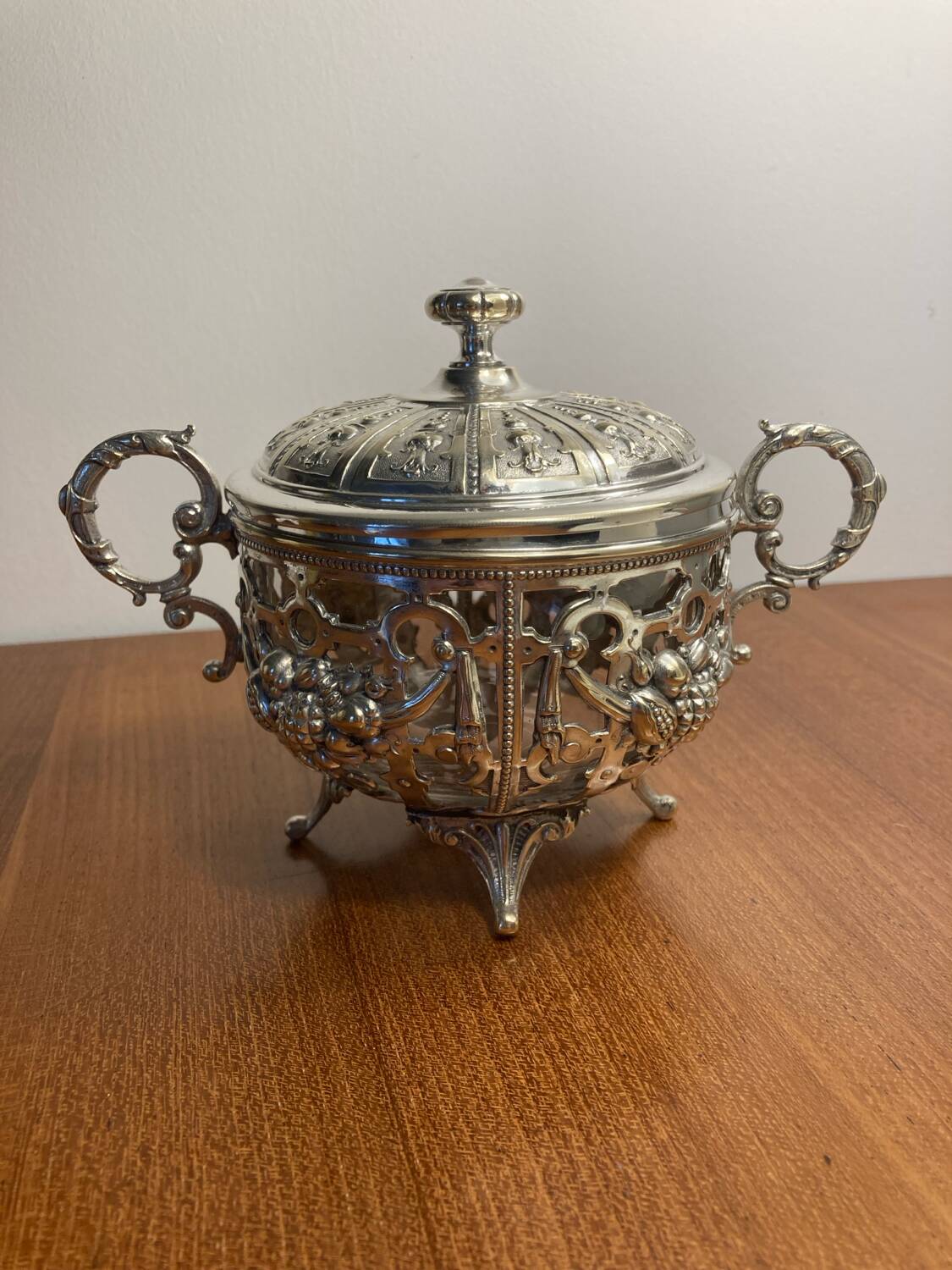 Sugar bowl, silver-plated bonbonnière, late 19th century.