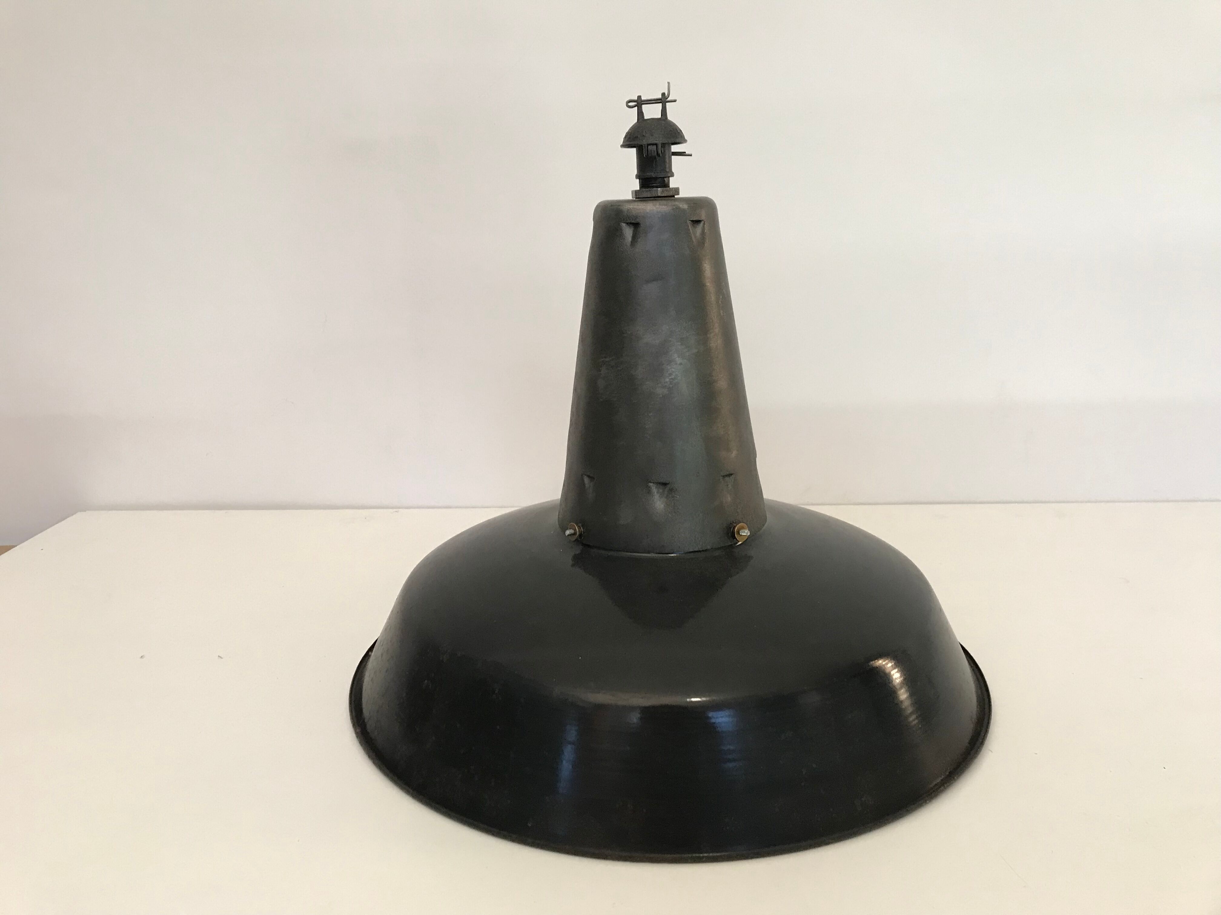 Enamelled cup lamp suspension workshop