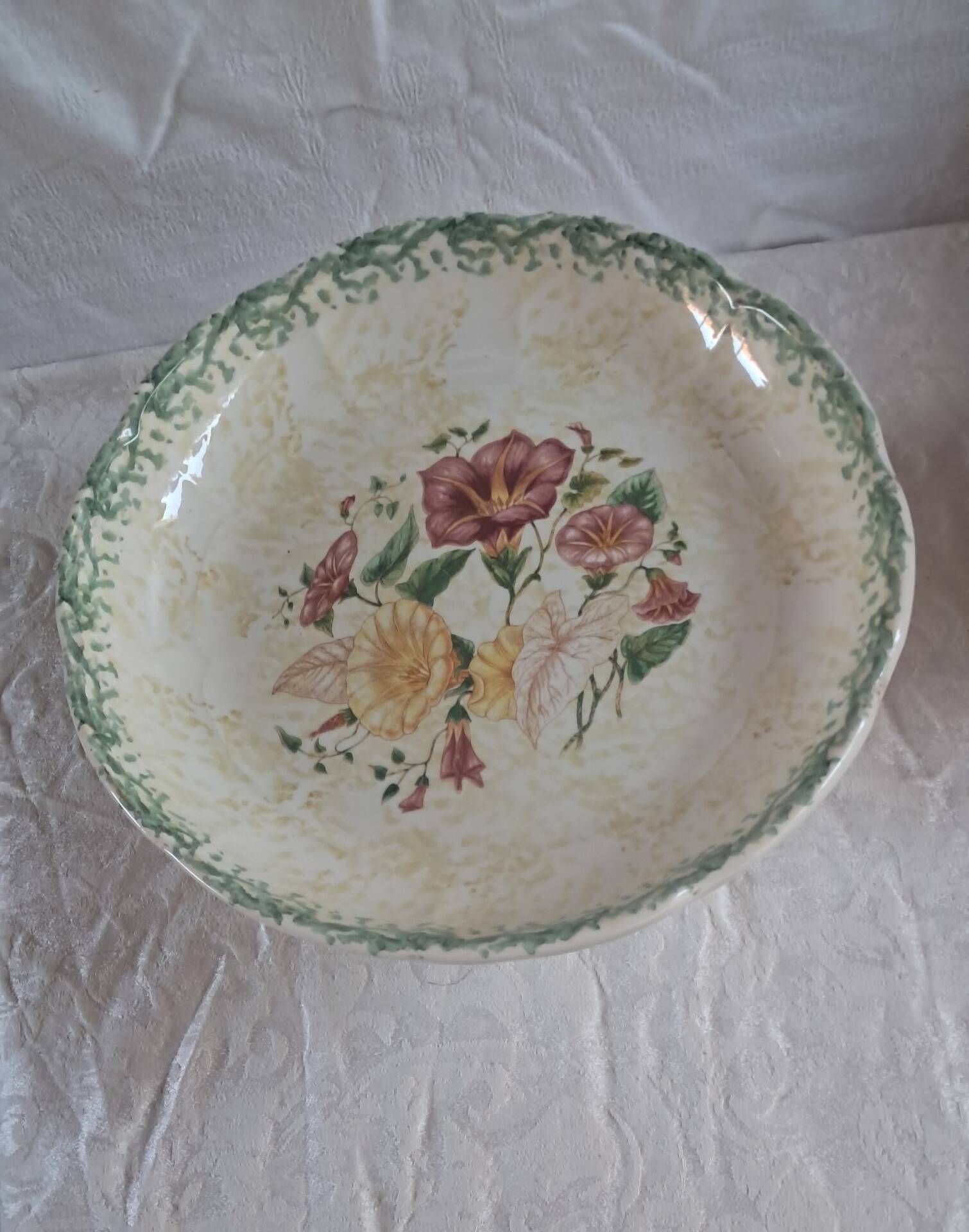 Ceramic compote with floral decoration
