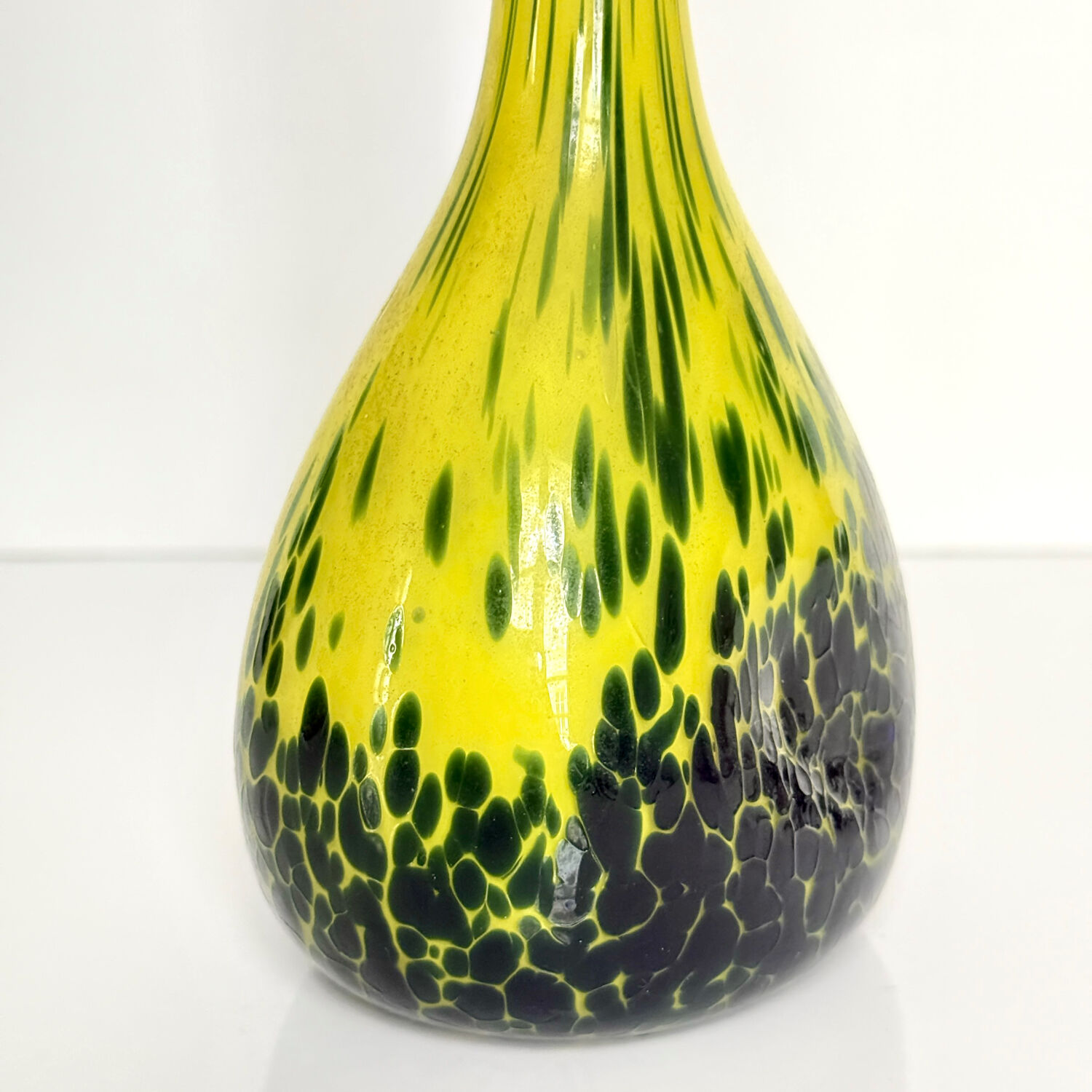 Vase / Soliflore en pâte de verre jaune – Début XXe