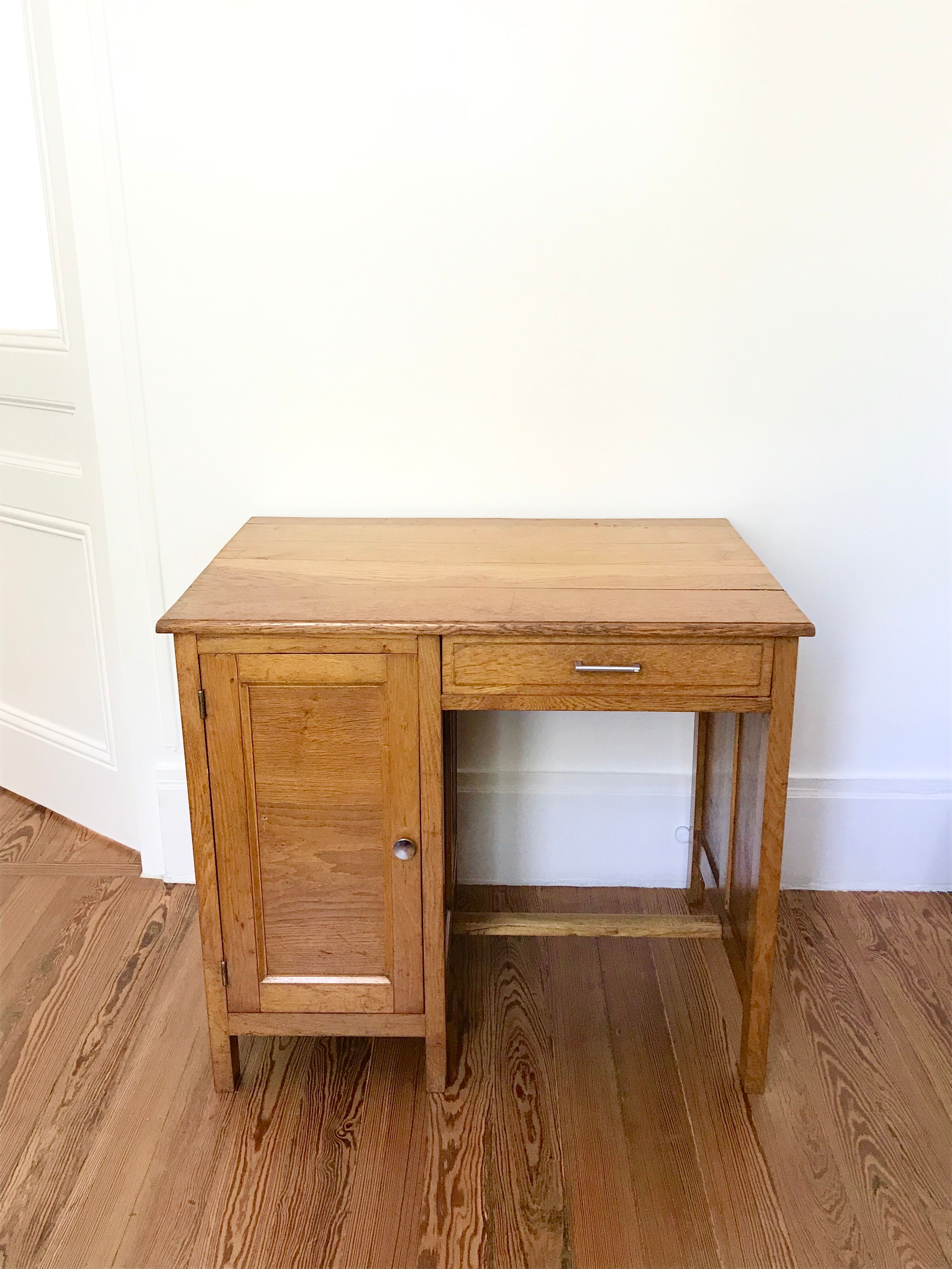 Vintage children's desk of the 40s/50s in oak