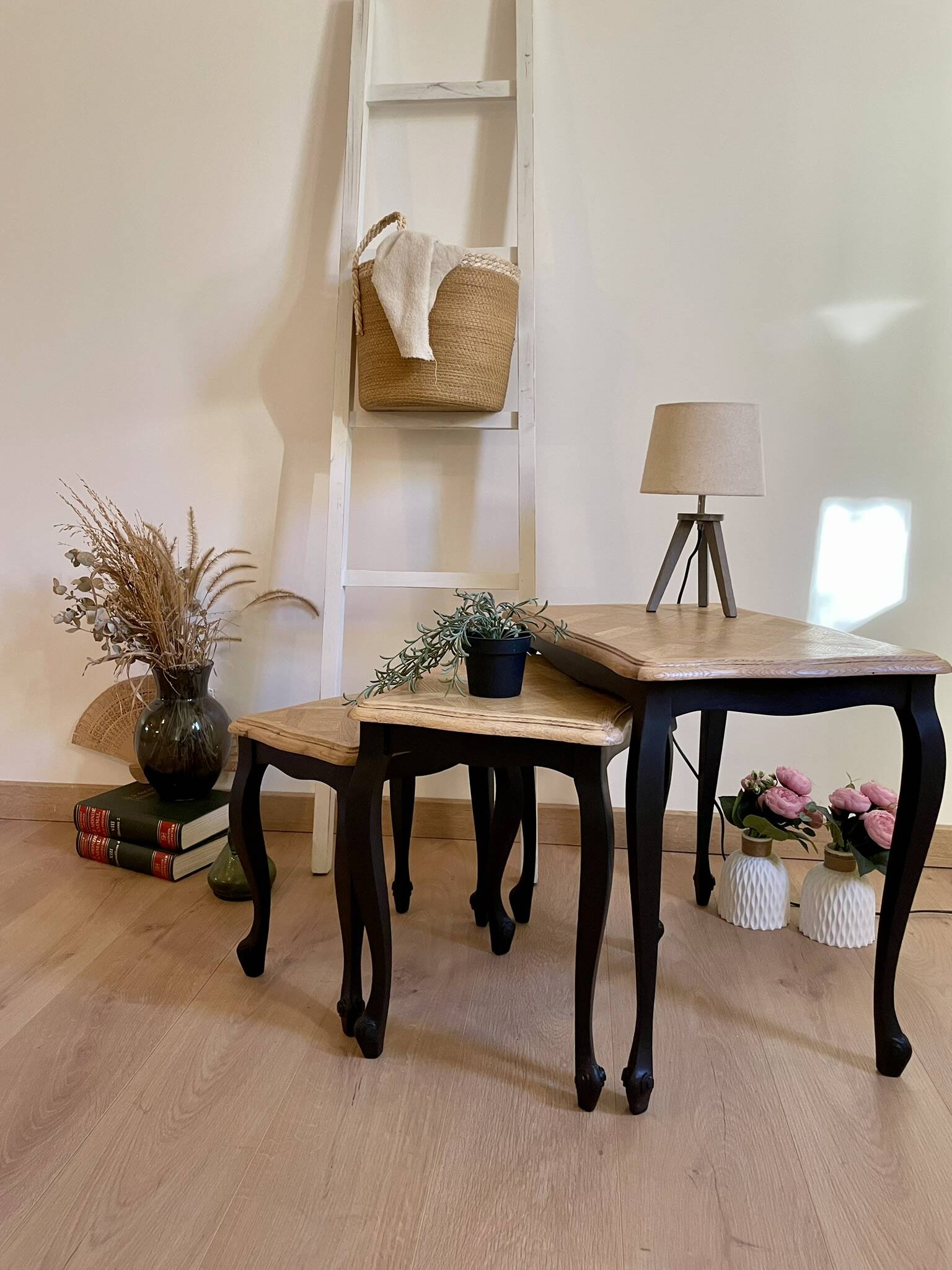 Nesting coffee tables