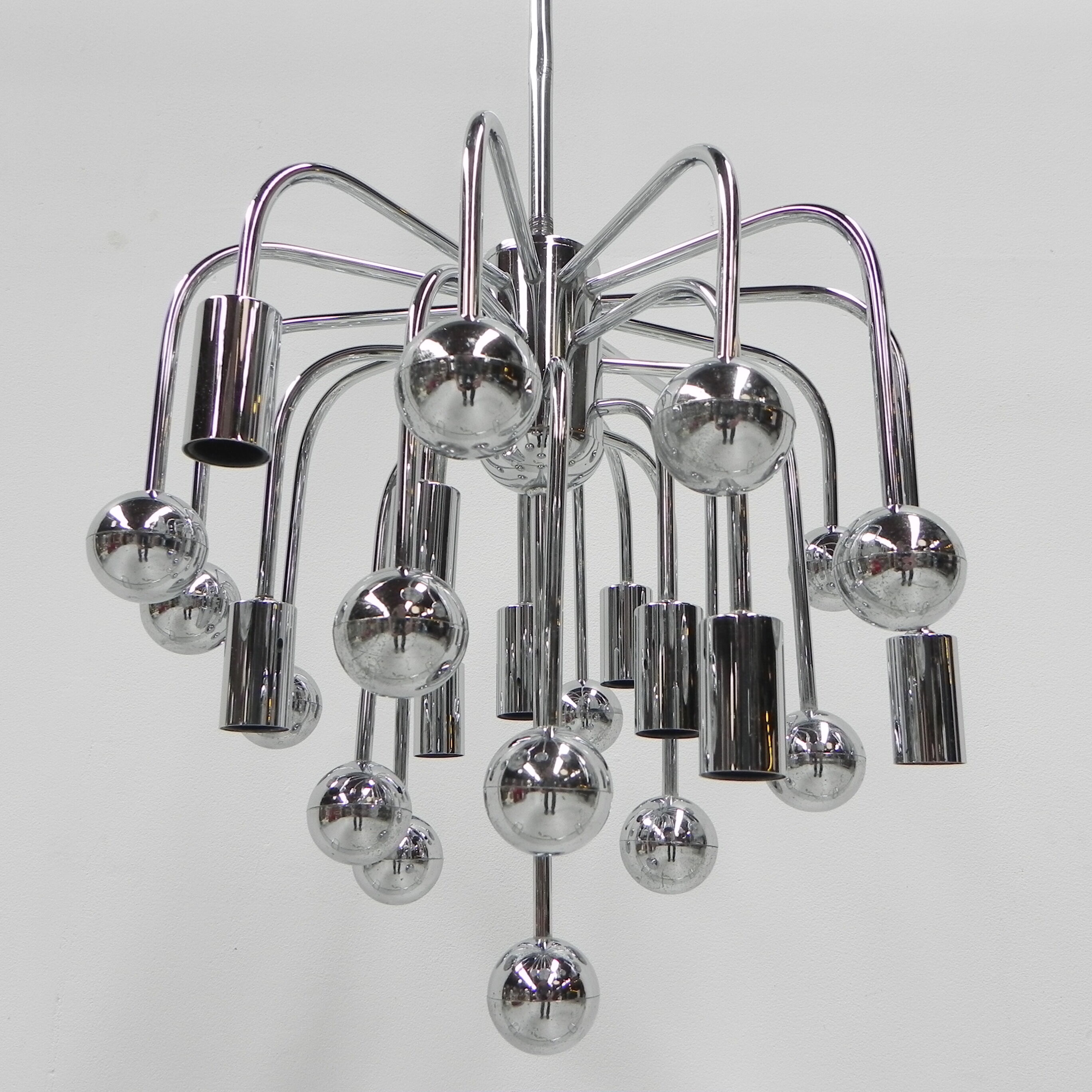 Suspension Spoutnik vintage avec 9 points lumineux et 16 globes chromés