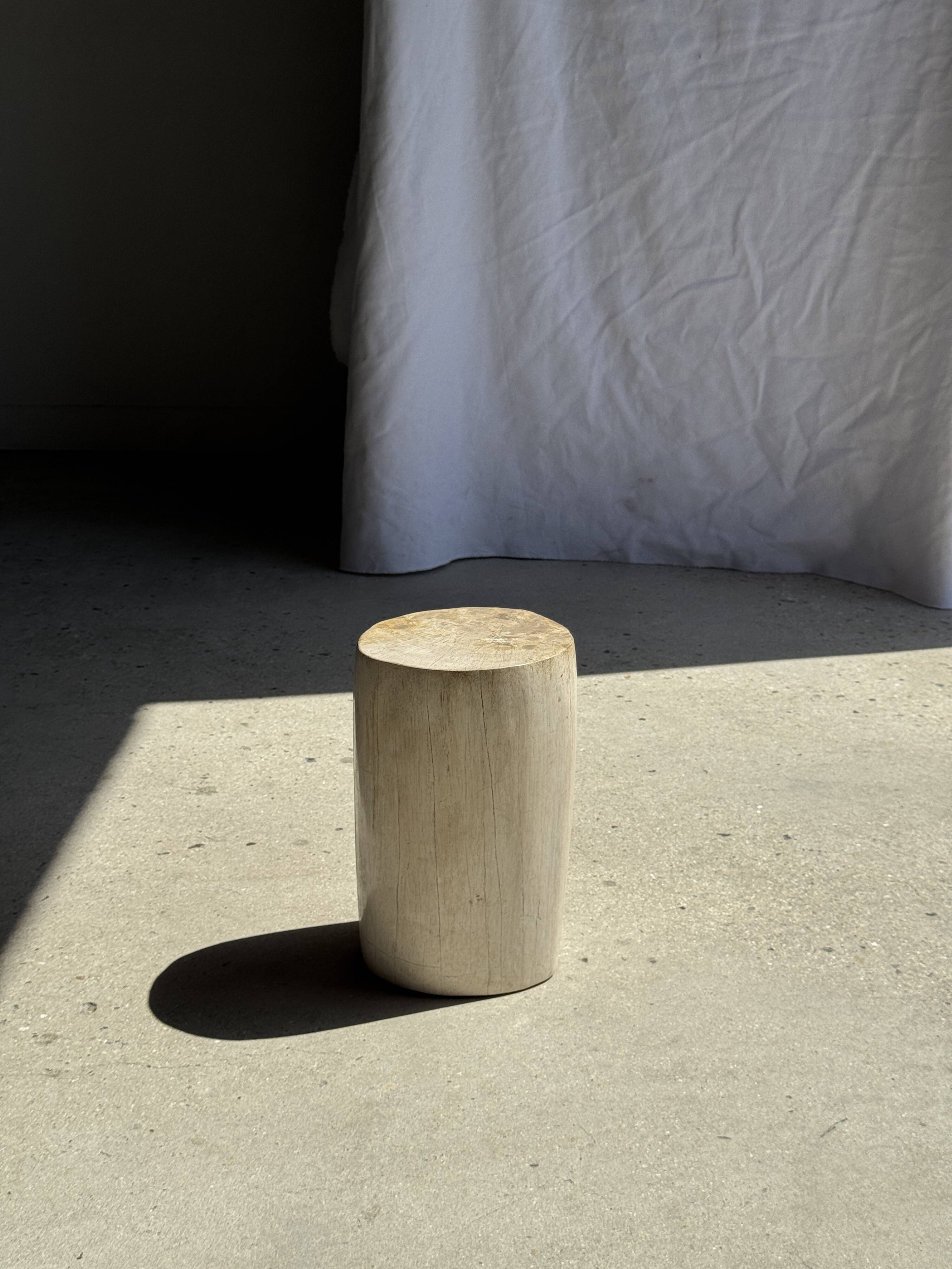 Small accent table in speckled white beige petrified wood H29 D18 - 3327