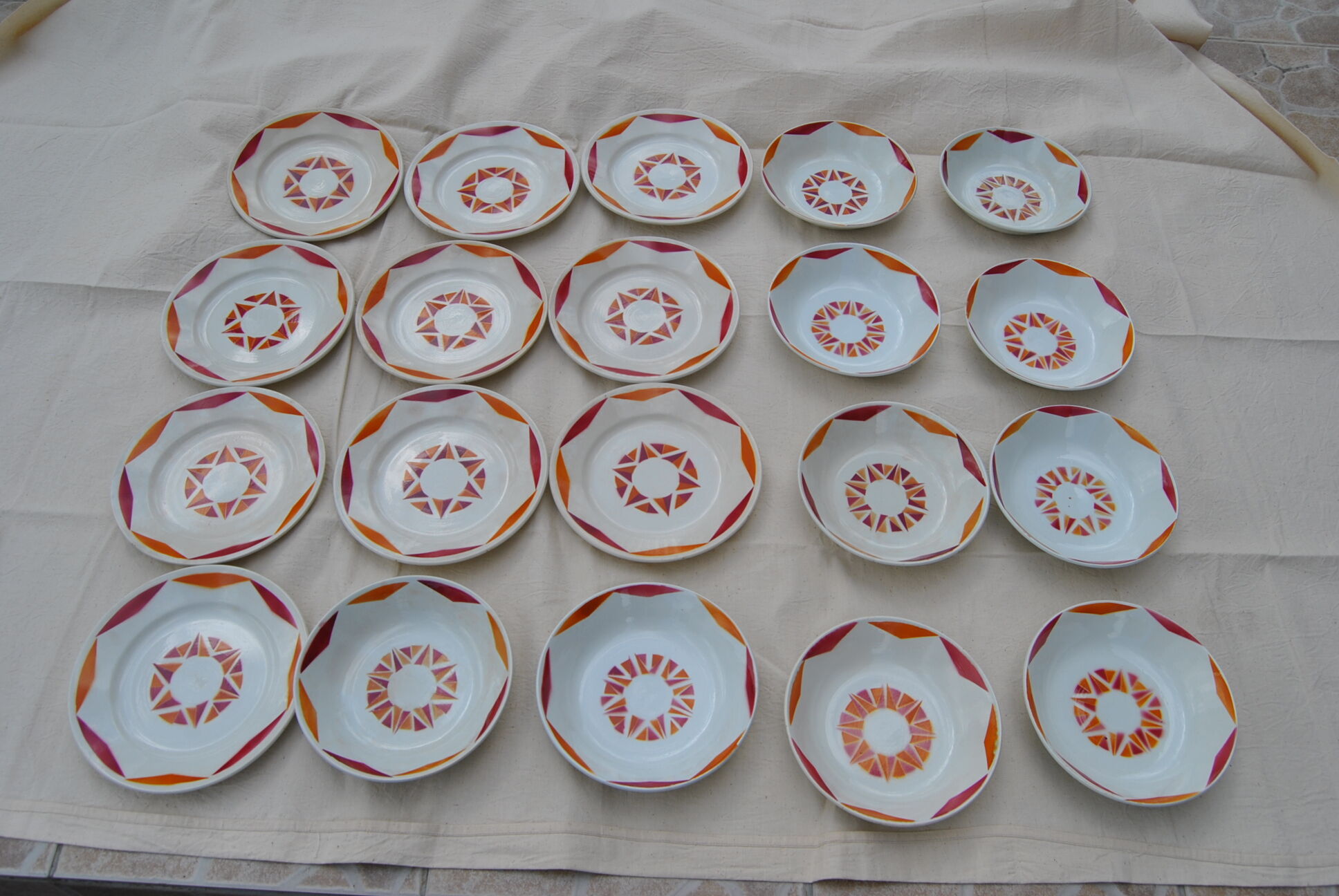 Series of 20 modernist plates Faïencerie de Castres