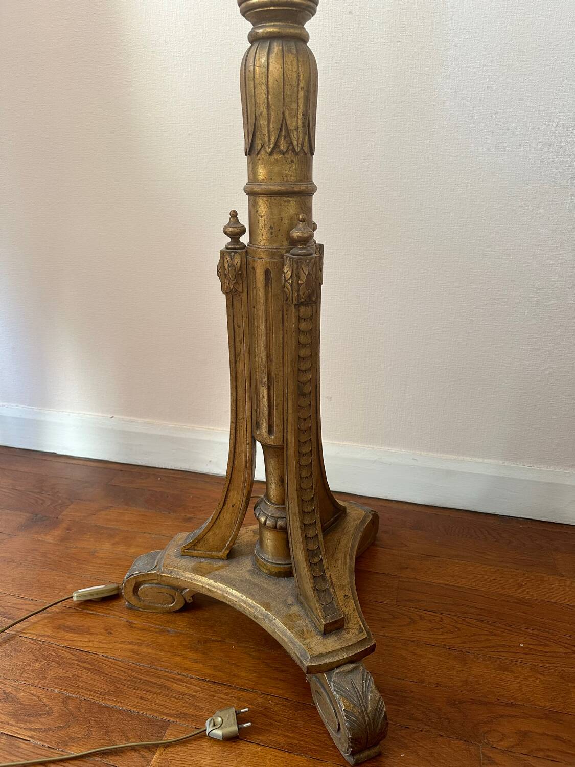 Lampadaire en bois doré Style Louis XVI