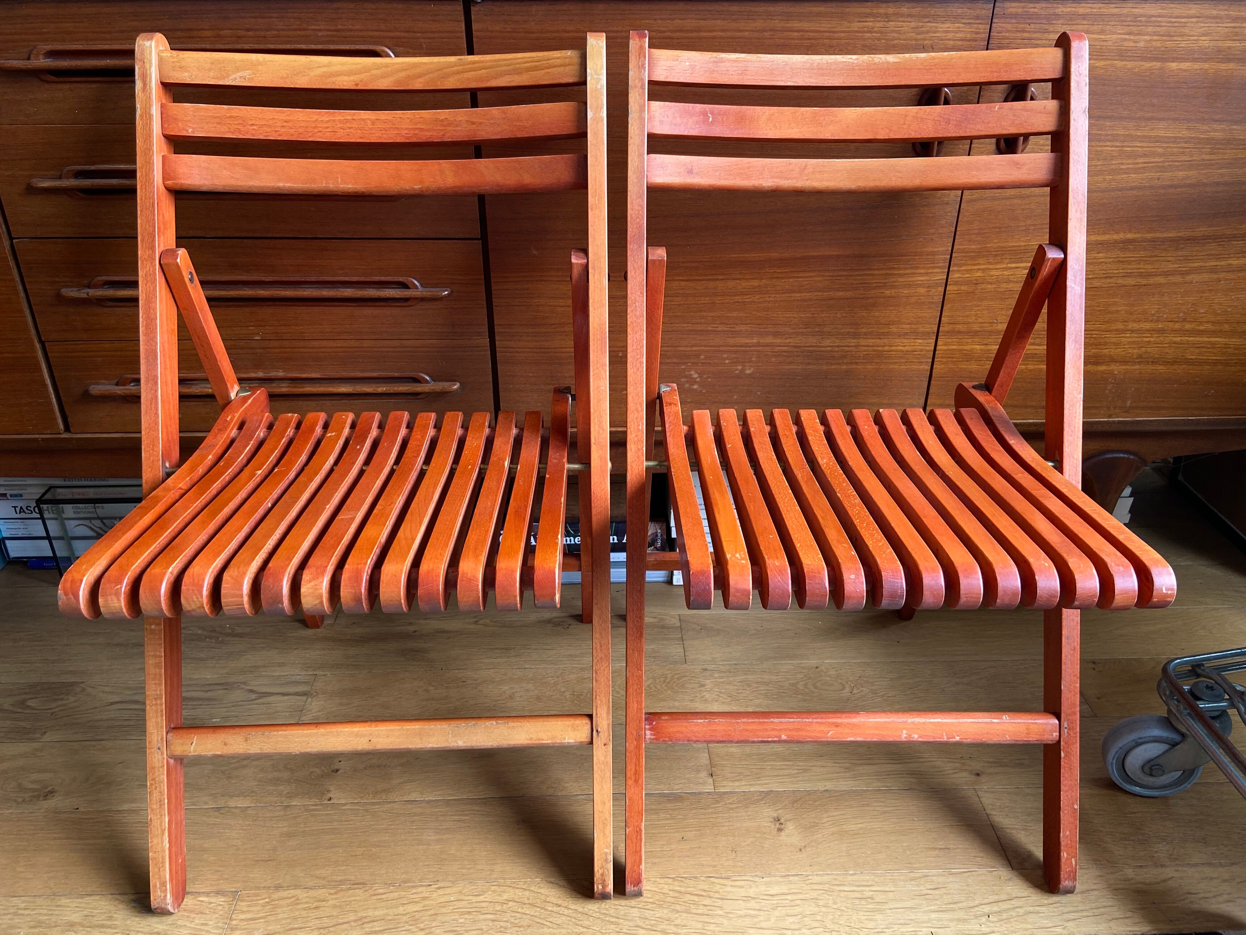 Paire de chaises pliantes en bois