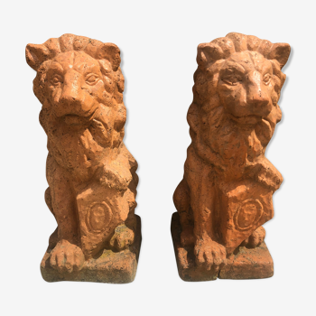 Pair of lions sitting in terracotta