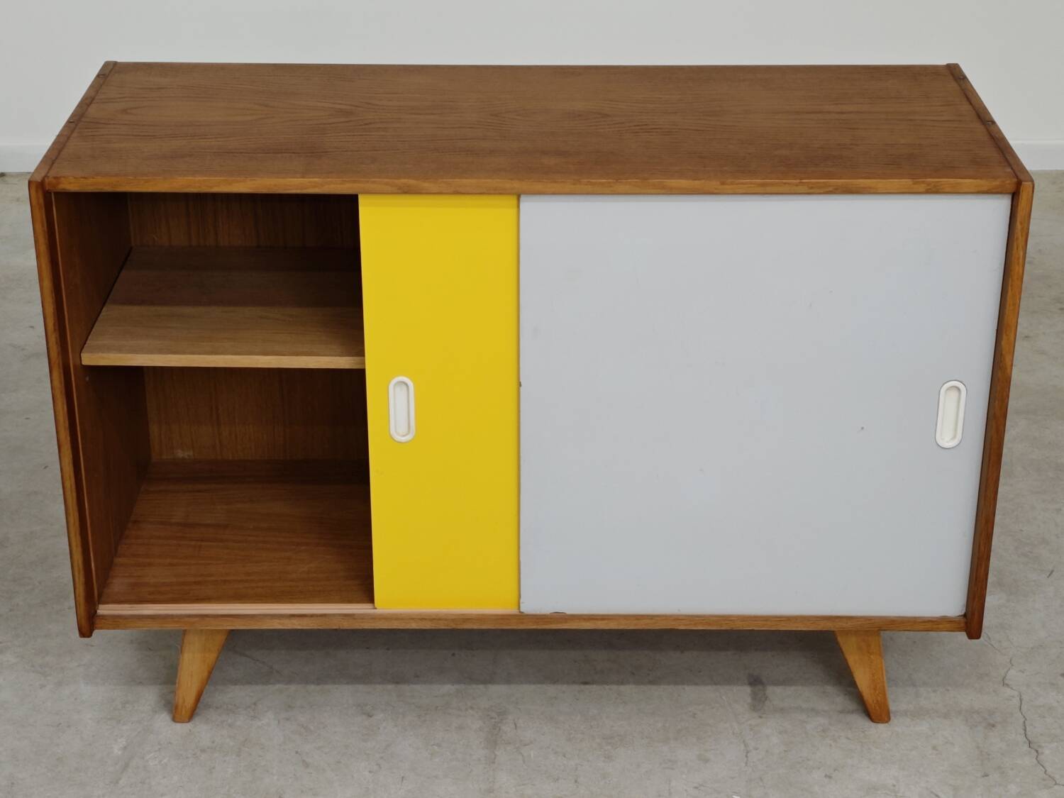 Buffet U-452 jaune et gris par Jiri Jiroutek pour Interier Praha 1960