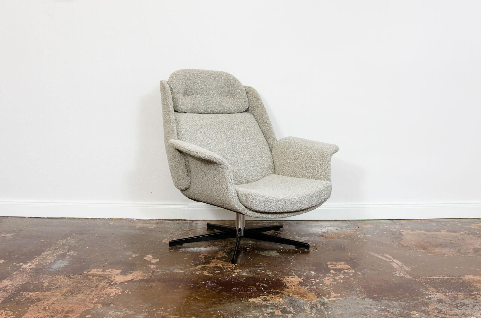 B7041 Armchair in Grey Boucle from Zakłady Przemysłu Meblarskiego Radomsko, 1970s
