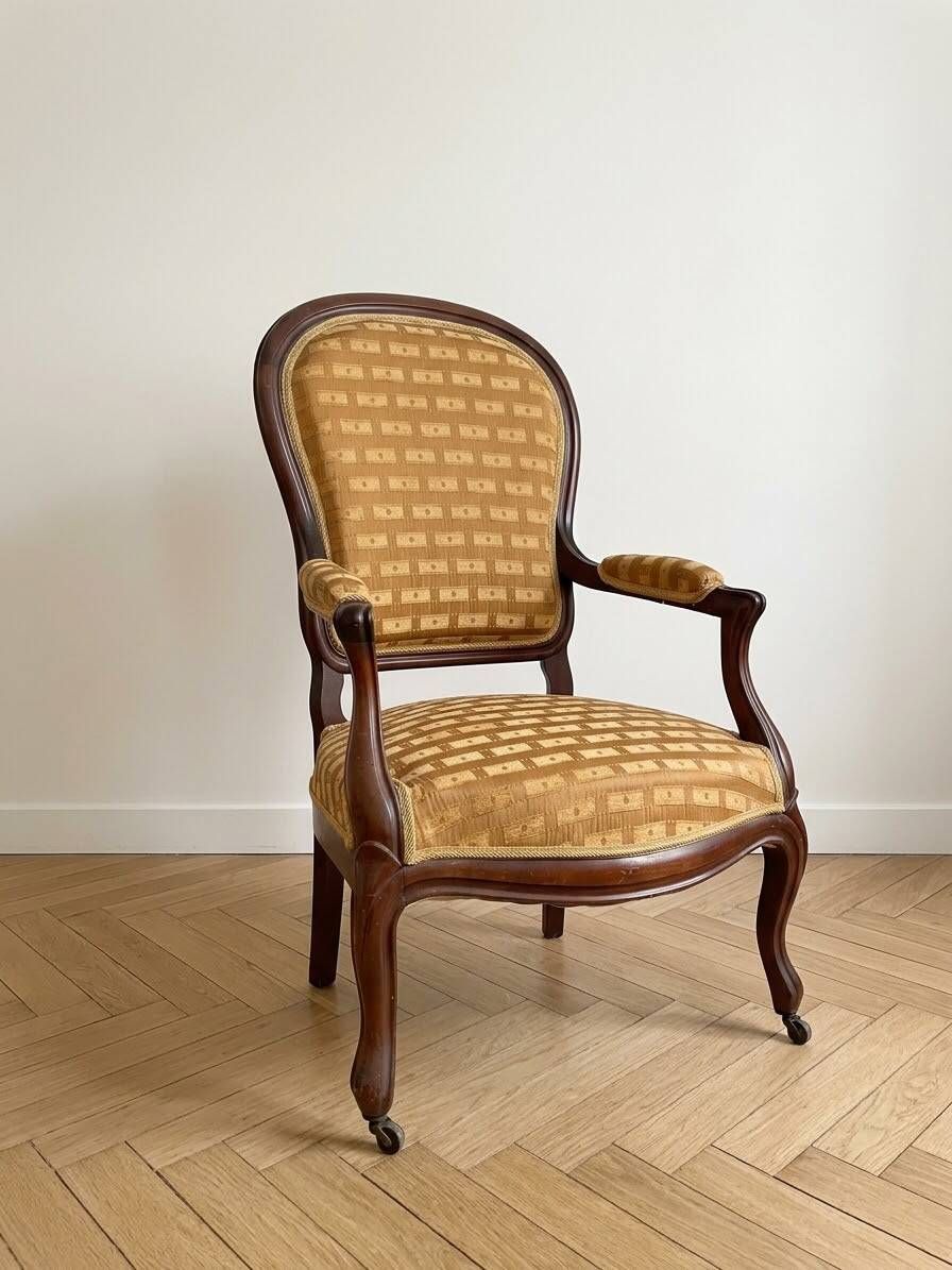 Fauteuil cabriolet classique en bois et tissu texturé doré