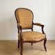 Fauteuil cabriolet classique en bois et tissu texturé doré