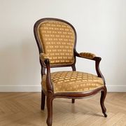 Fauteuil cabriolet classique en bois et tissu texturé doré