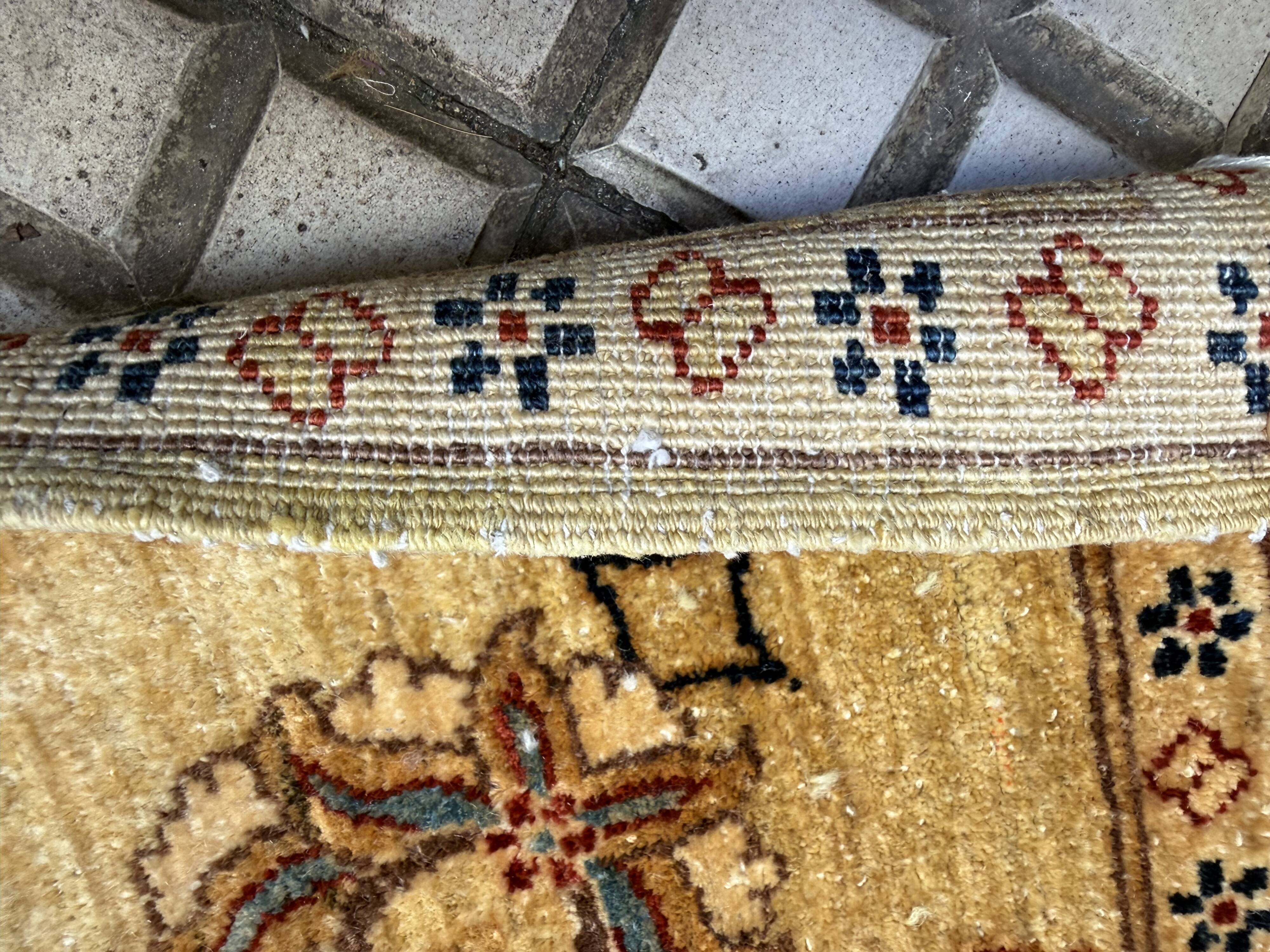 Tapis d’Orient noué main en laine, 287 × 237 cm