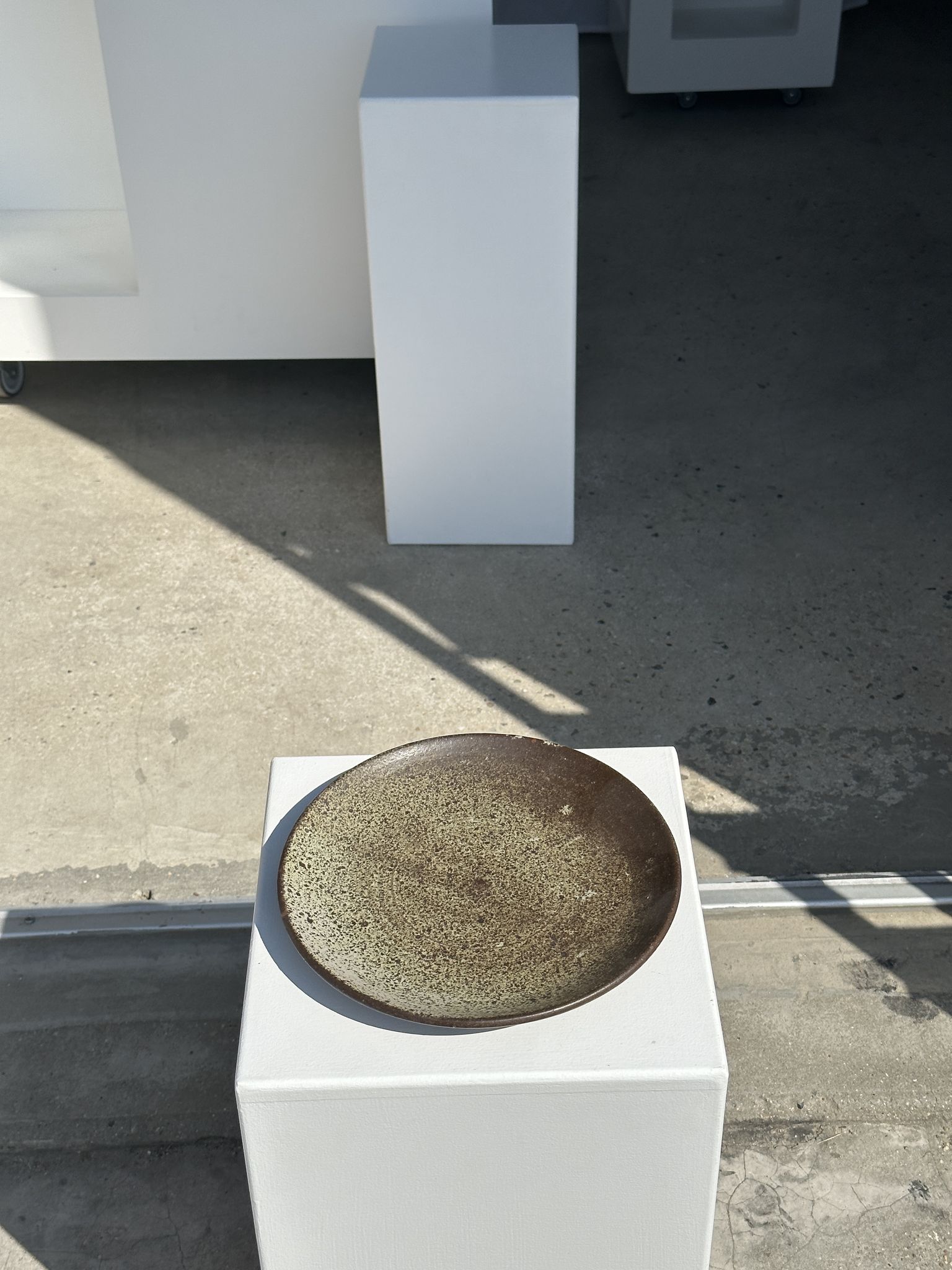 Plat en céramique vert indonésien D:26,5