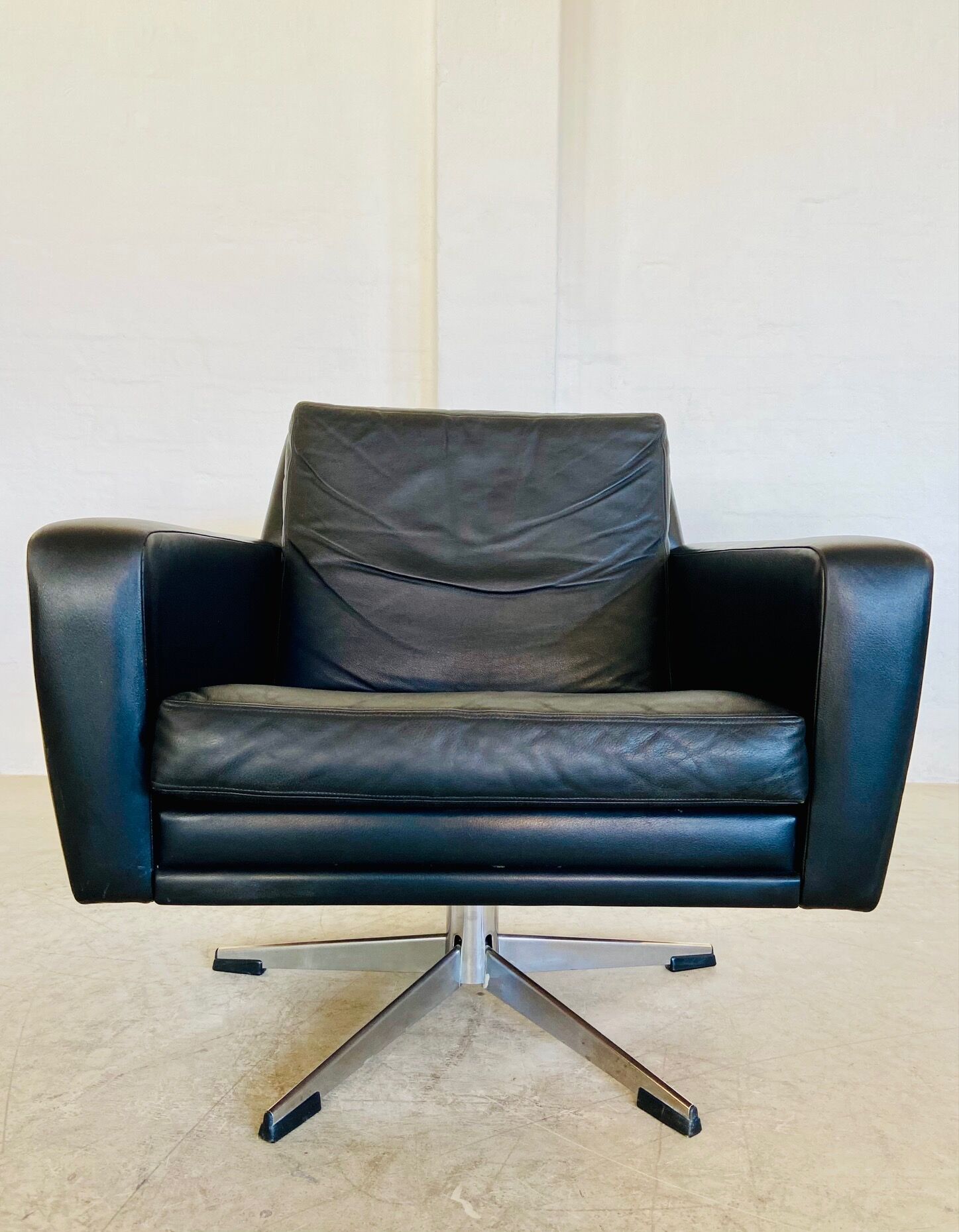 Vintage Danish swivel chair in black leather by Georg Thams