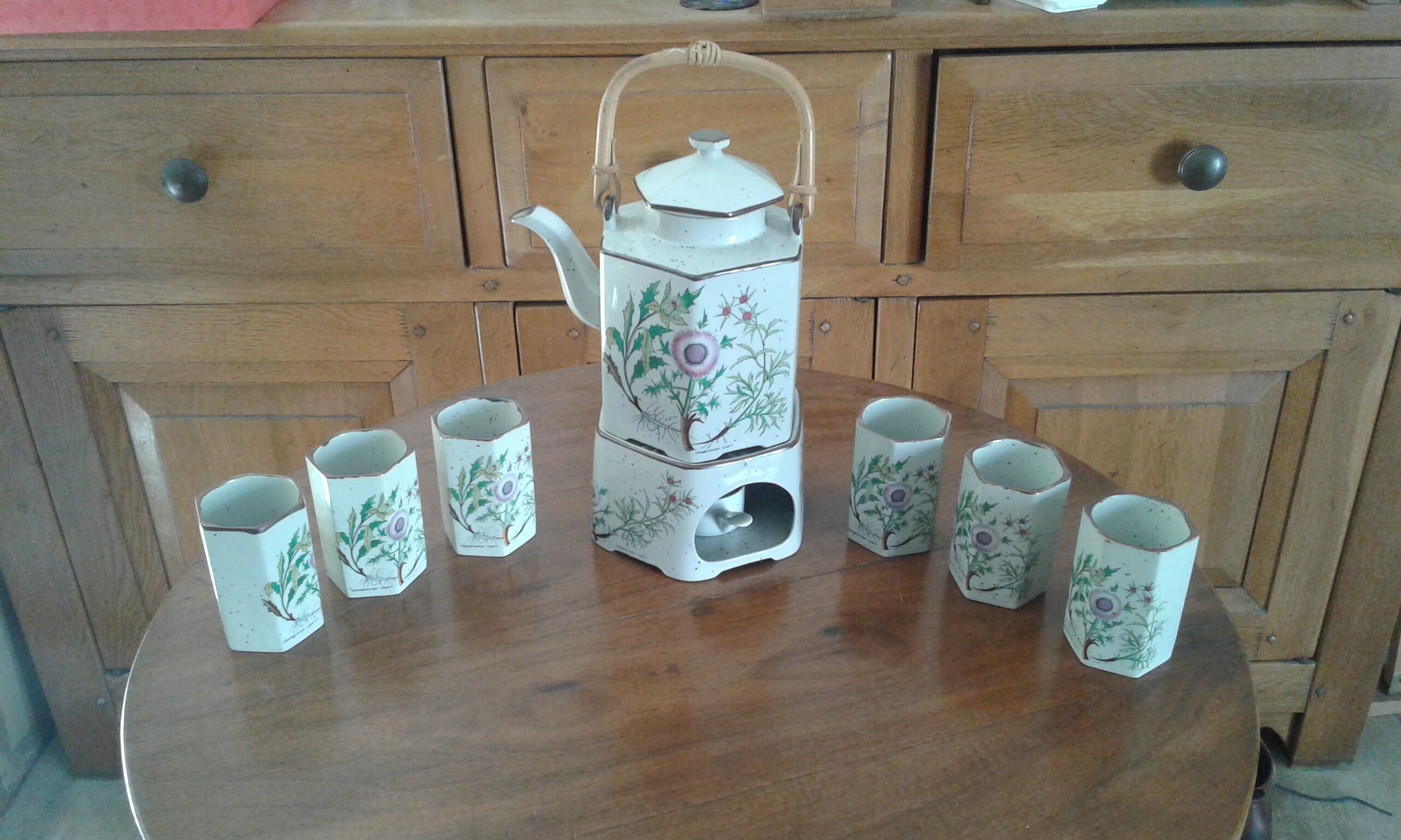 Teapot service and 6 cups