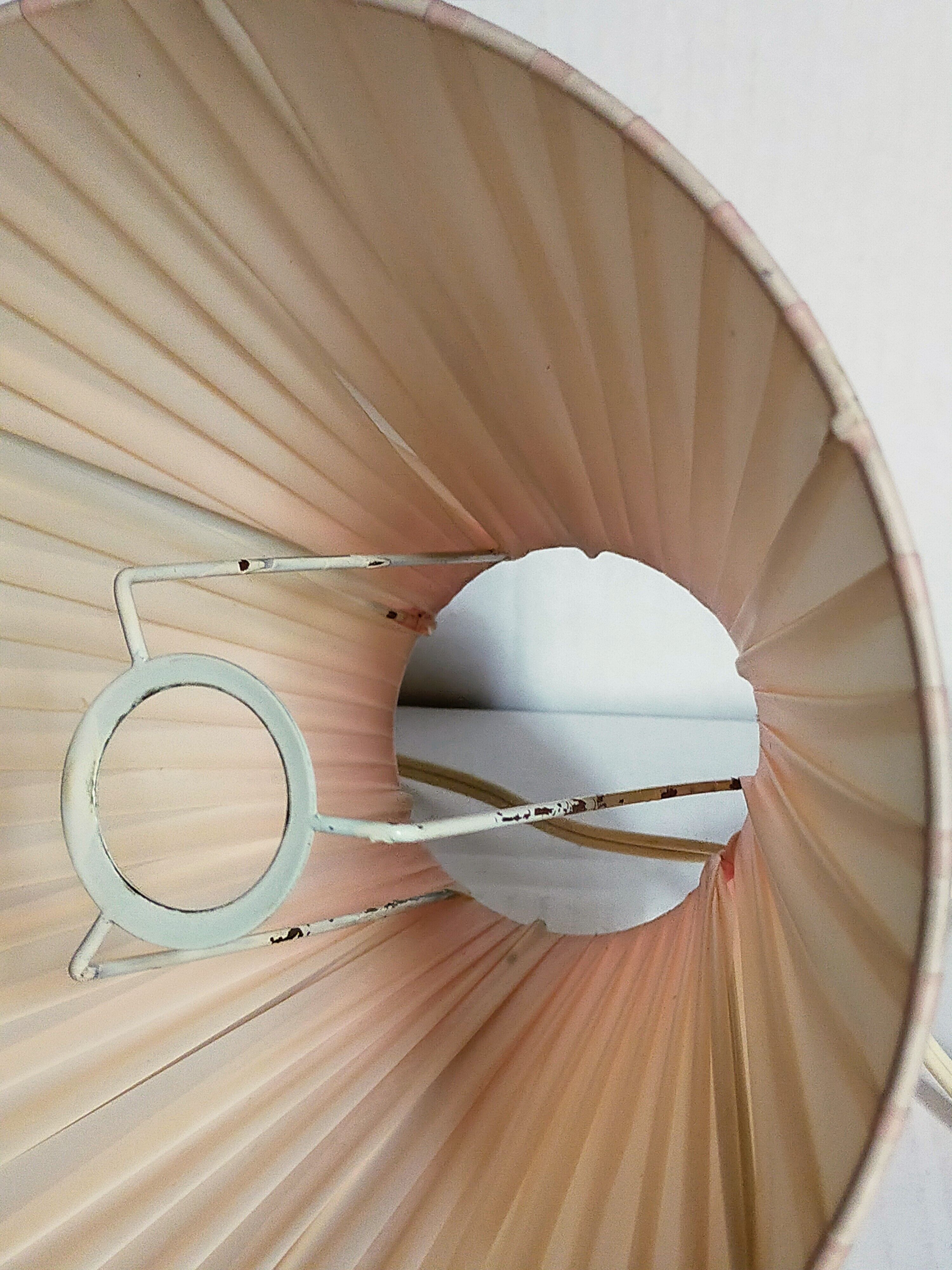 Bouquet lamp to table in vintage painted sheet vinyl lampshade