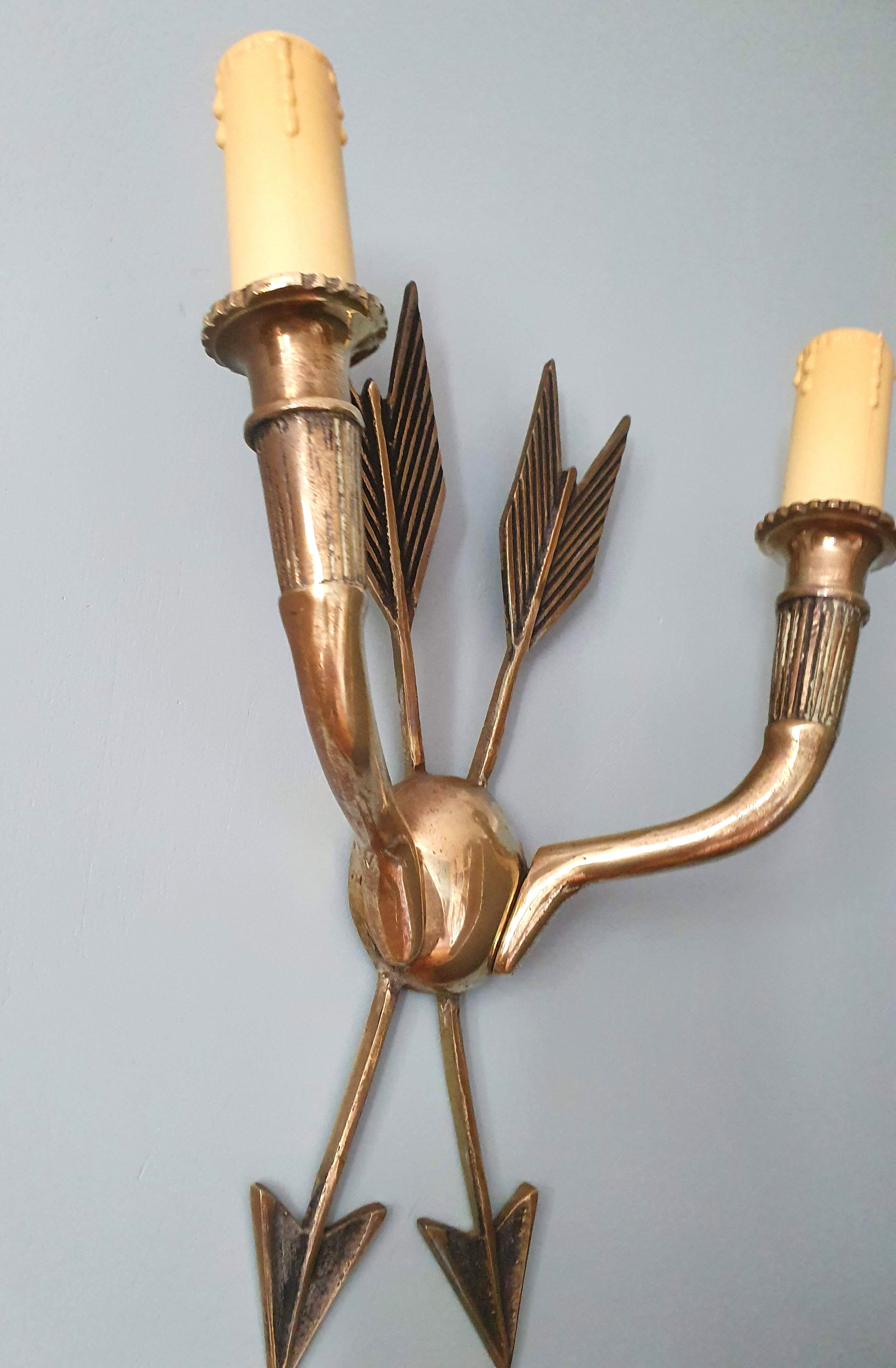 Vintage wall lamp decorated with bronze arrows