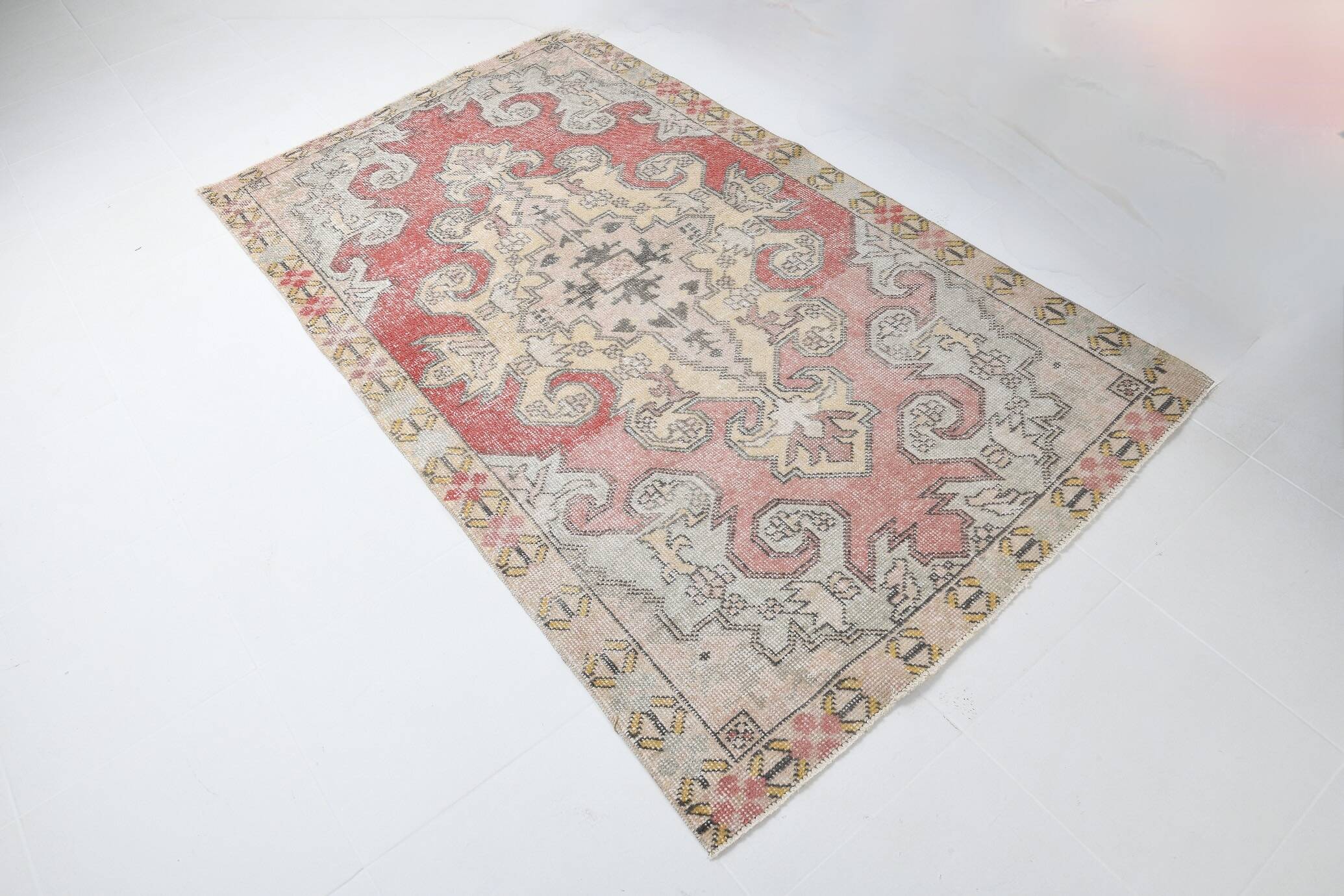 Turkish Red Cream Classic Pattern Vintage Rug, 127x215Cm