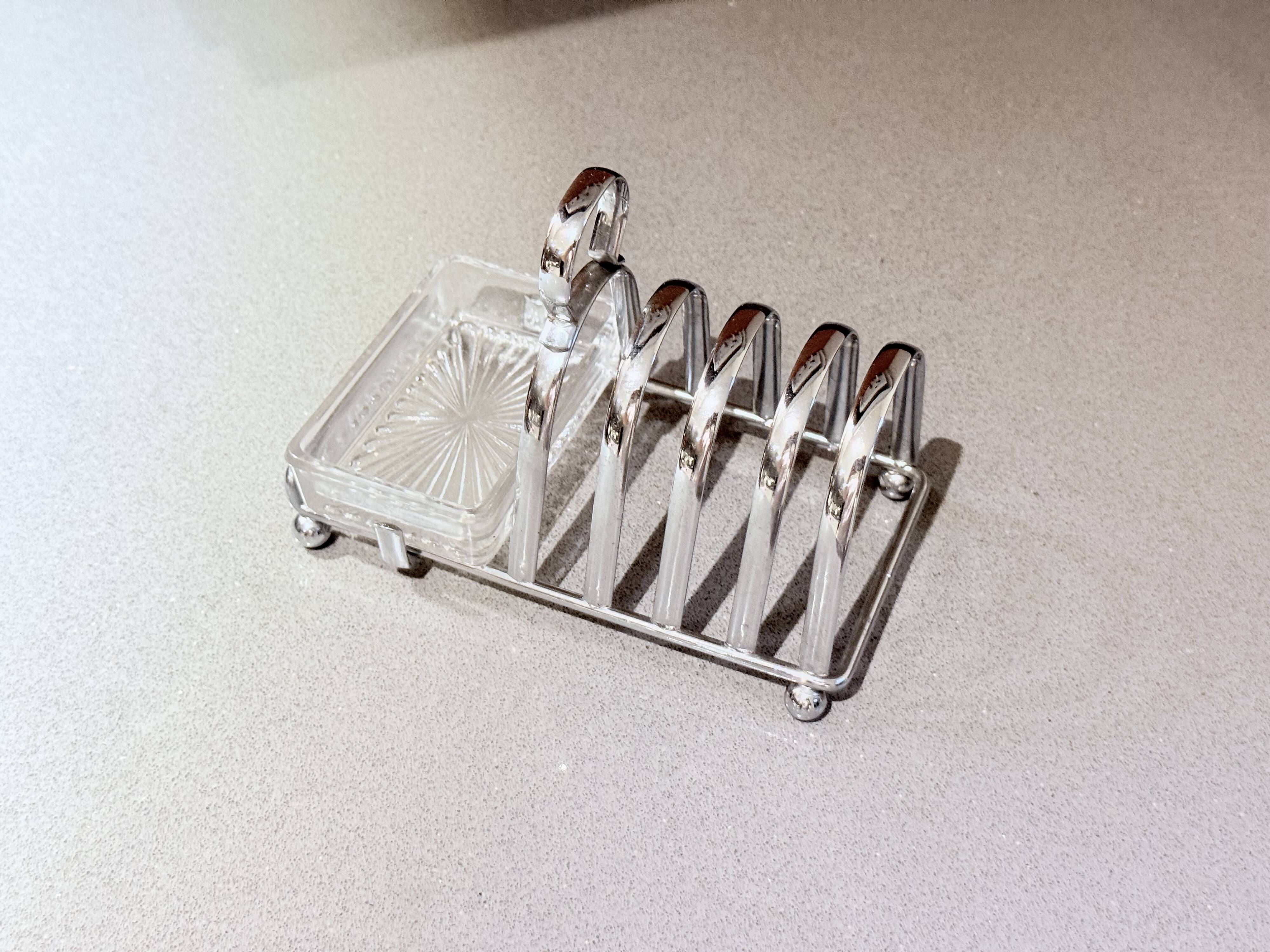 Porte-toast en argent massif Art Déco avec plateau assorti, beurrier en cristal et couteau.