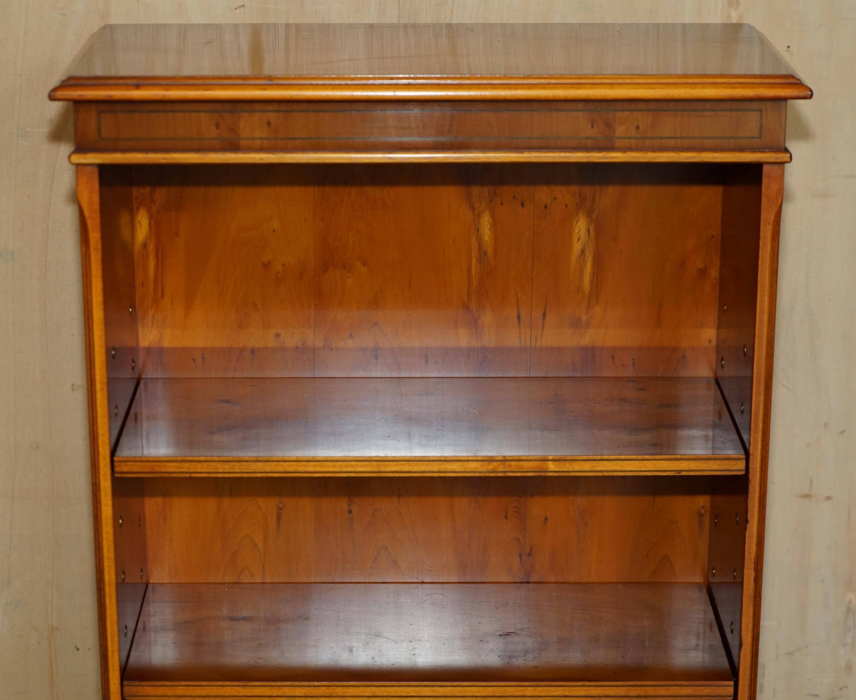 Paire de bibliothèques naines Bevan Funnell en bois dur flammé