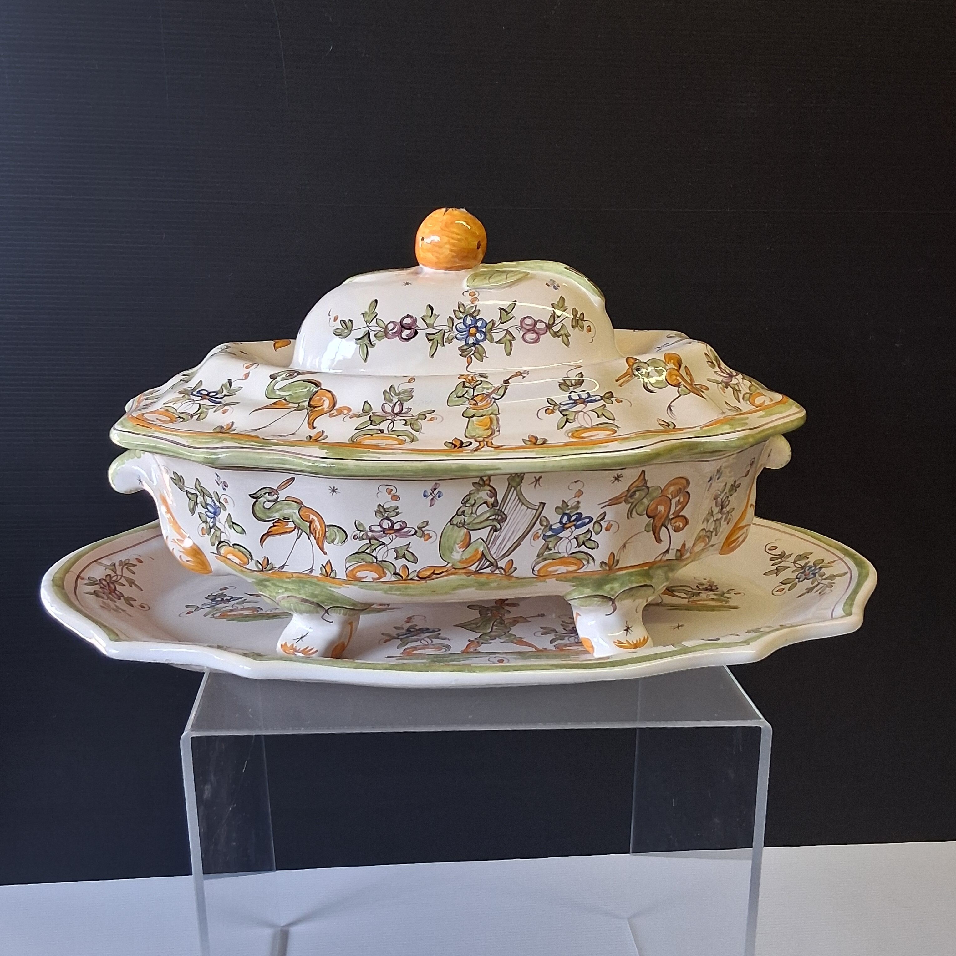 Superb vegetable dish/soup tureen in ceramic and its serving platter in very good condition.