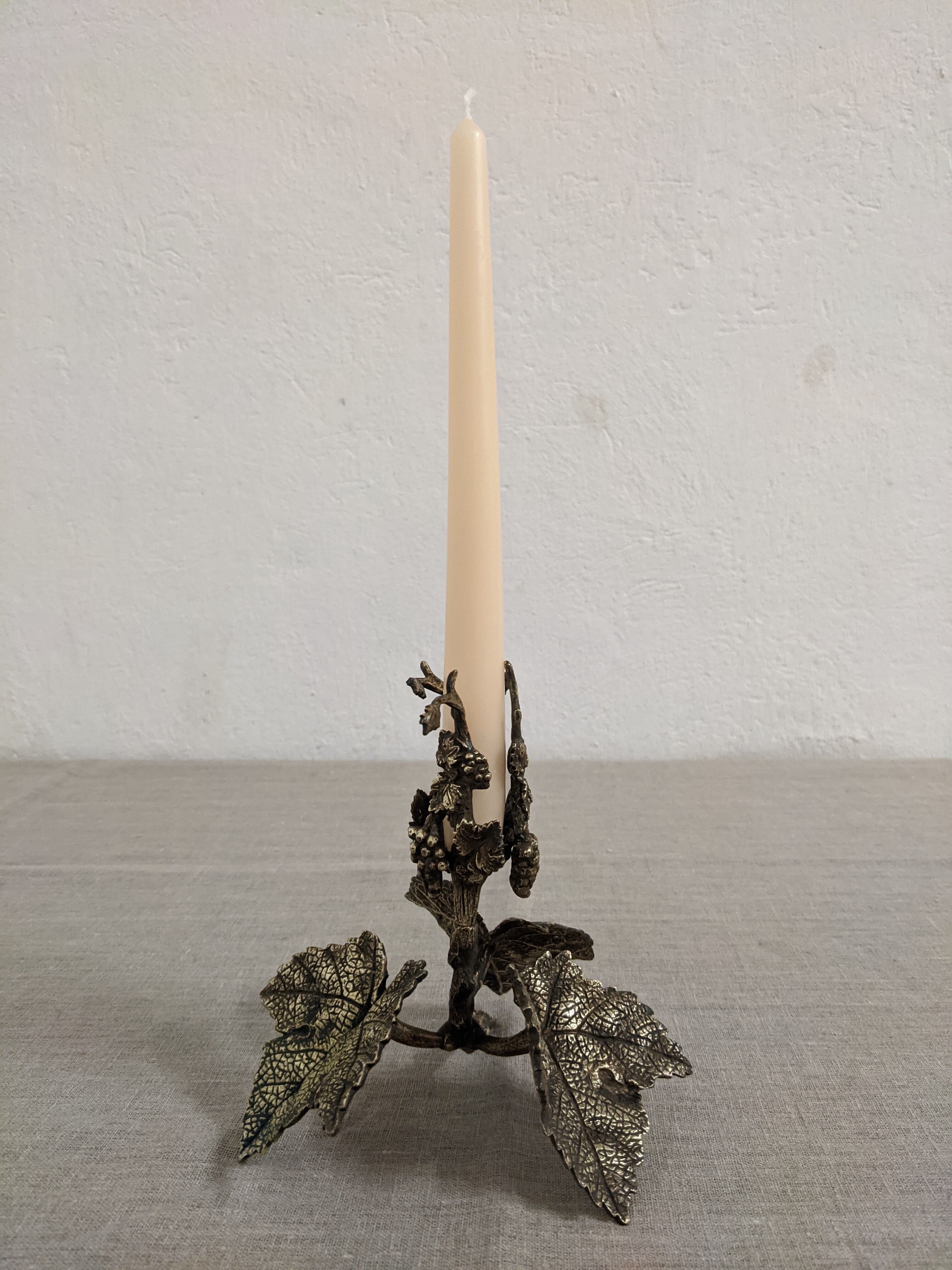 Bougeoir en bronze à décor naturaliste