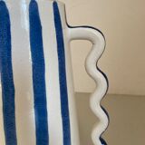 Vase en céramique rayé bleu  et blanc aux anses ondulées abstrait fait-main