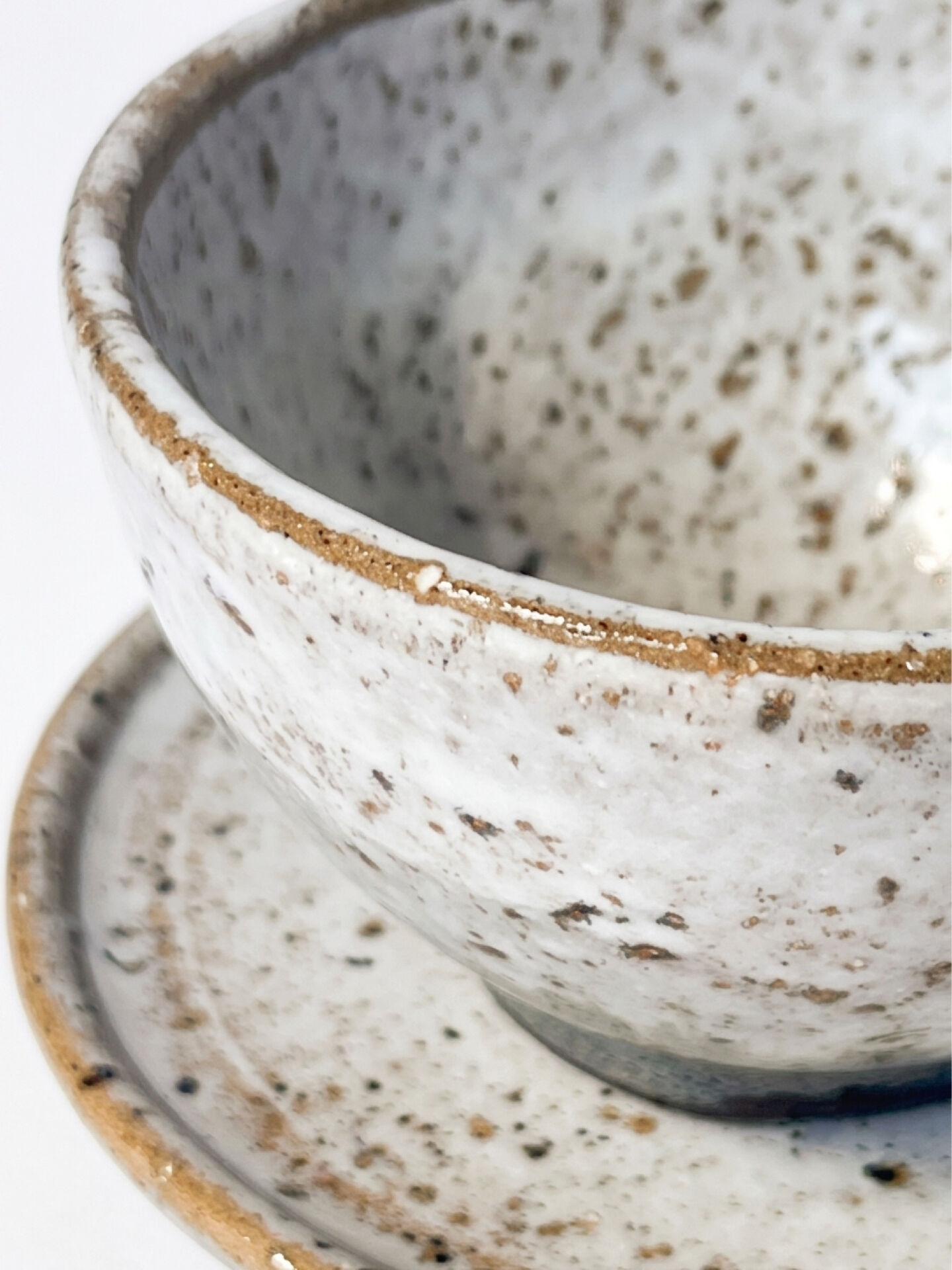 Handcrafted stoneware cup and its saucer – Speckled glaze