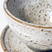 Tasse en grès artisanal et sa soucoupe – Émail moucheté