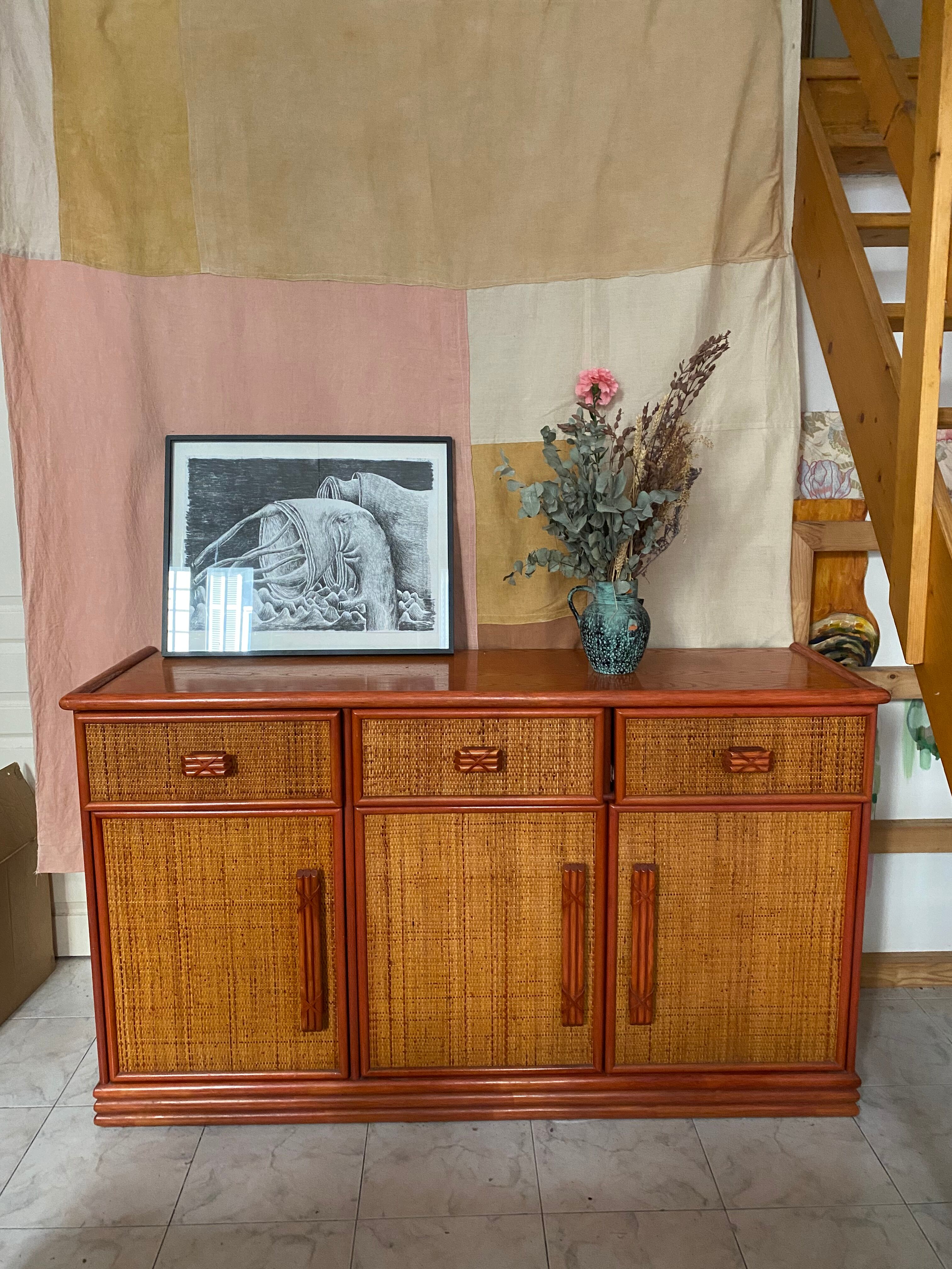 Buffet en bois ornement en rotin