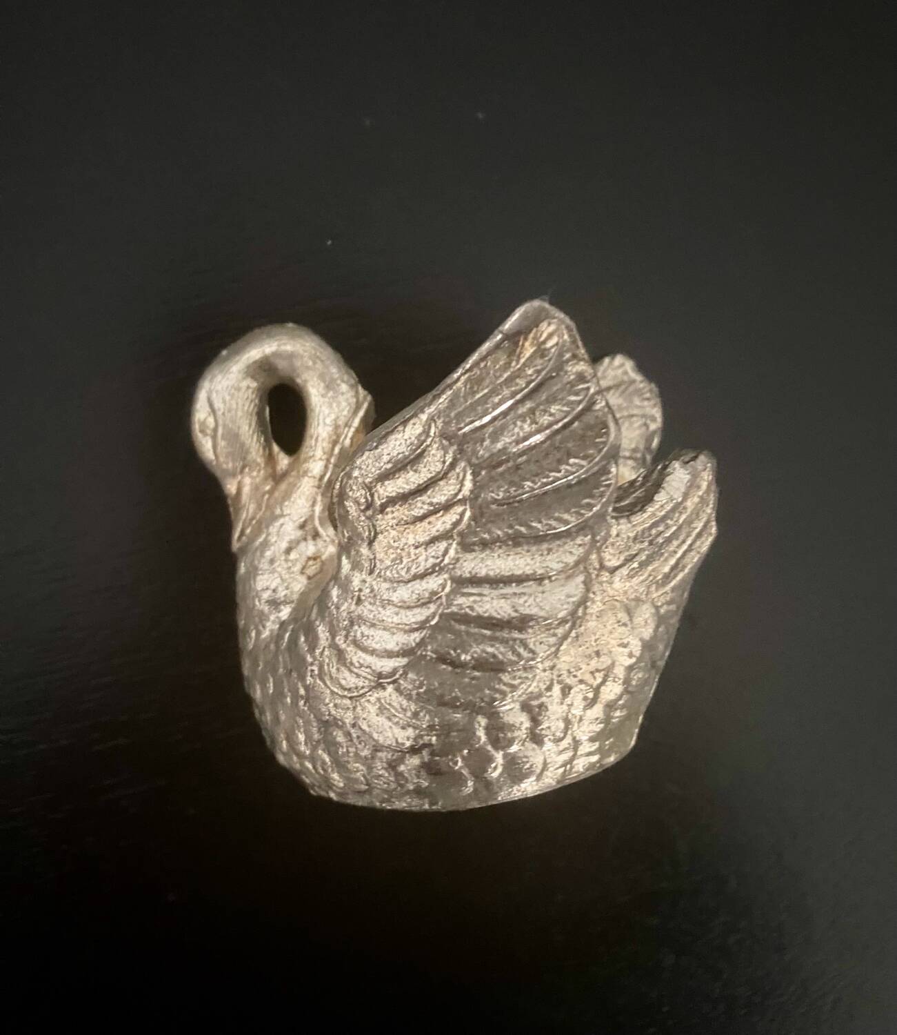 1 pepper pot and 1 swan-shaped metal salt shaker