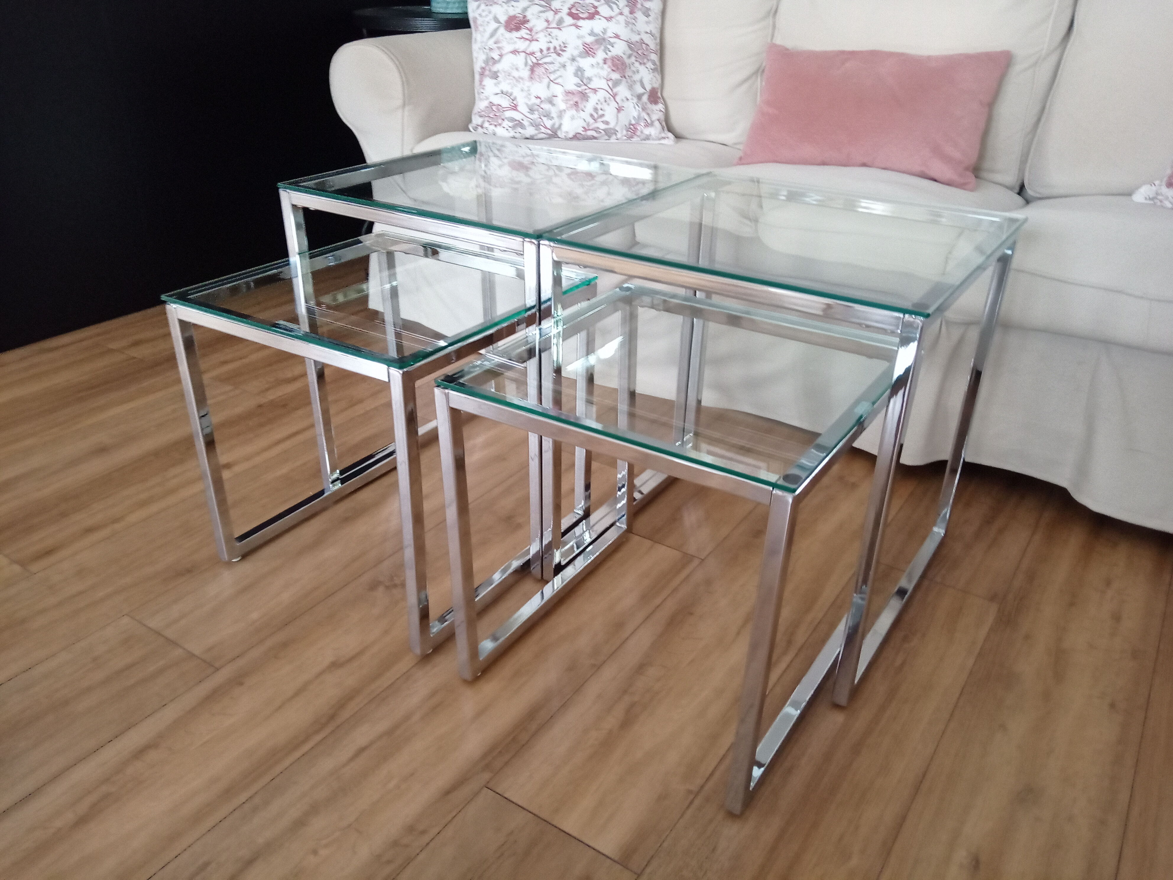 Tables basses gigognes design plateaux en verre transparent et piètements chromés