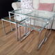 Tables basses gigognes design plateaux en verre transparent et piètements chromés