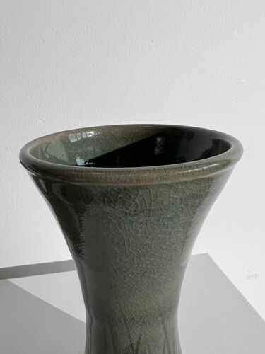 Vase artisanal vert foncé avec brins d'herbe en céramique glacée