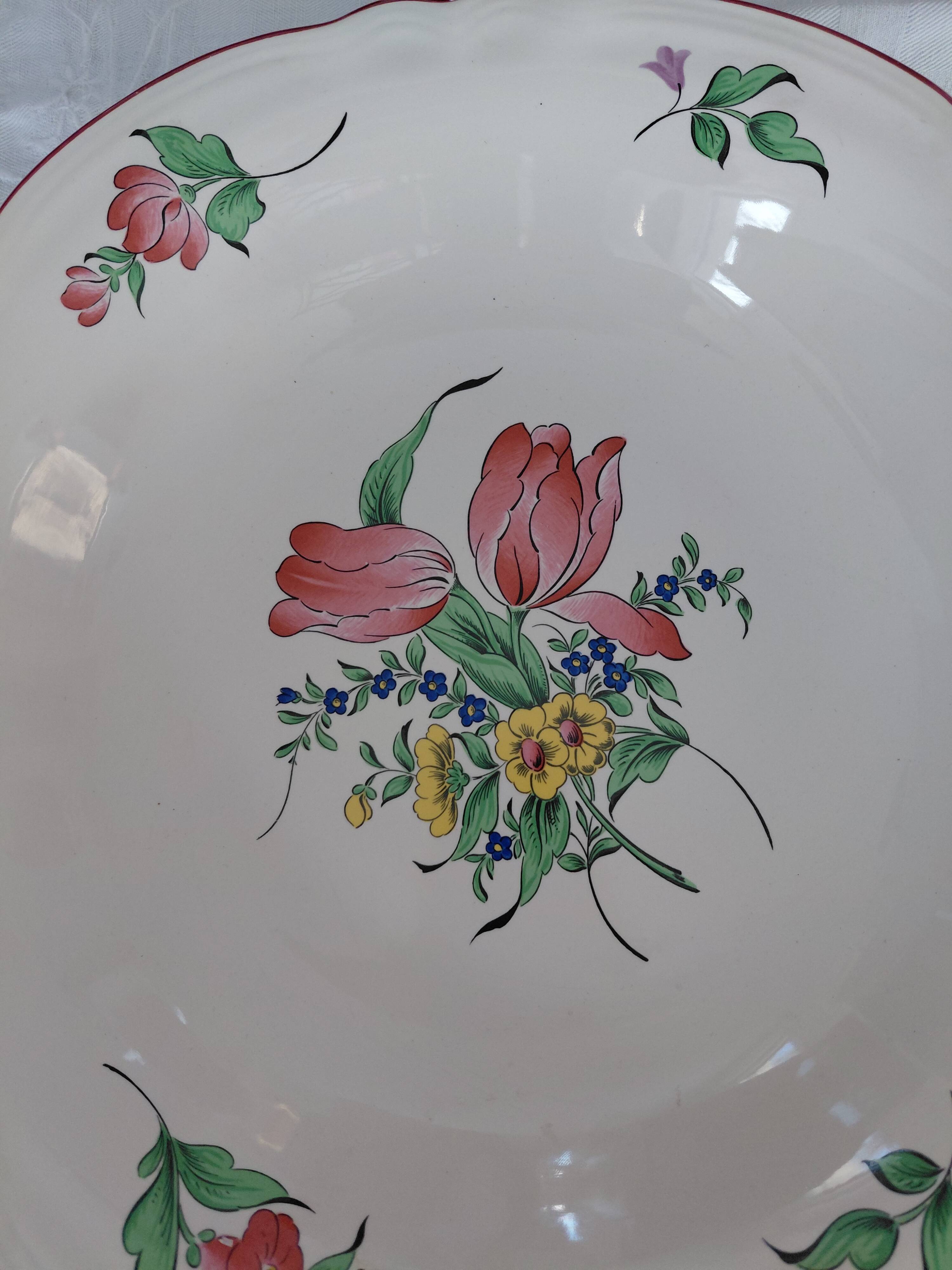 Shallow dish from Lunéville with a street lamp design.